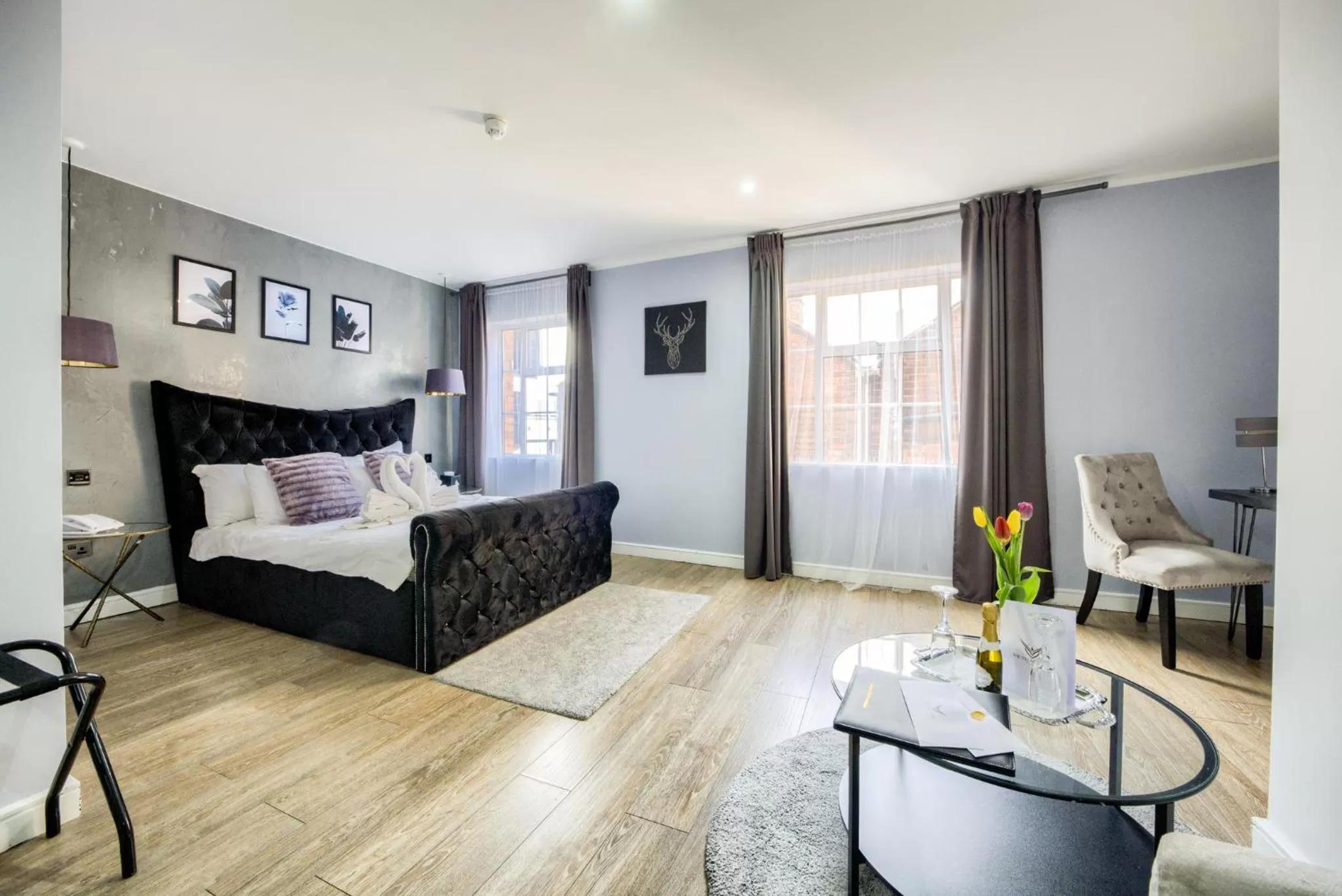 Living room, Bed in Villare Leicester City Centre hotel