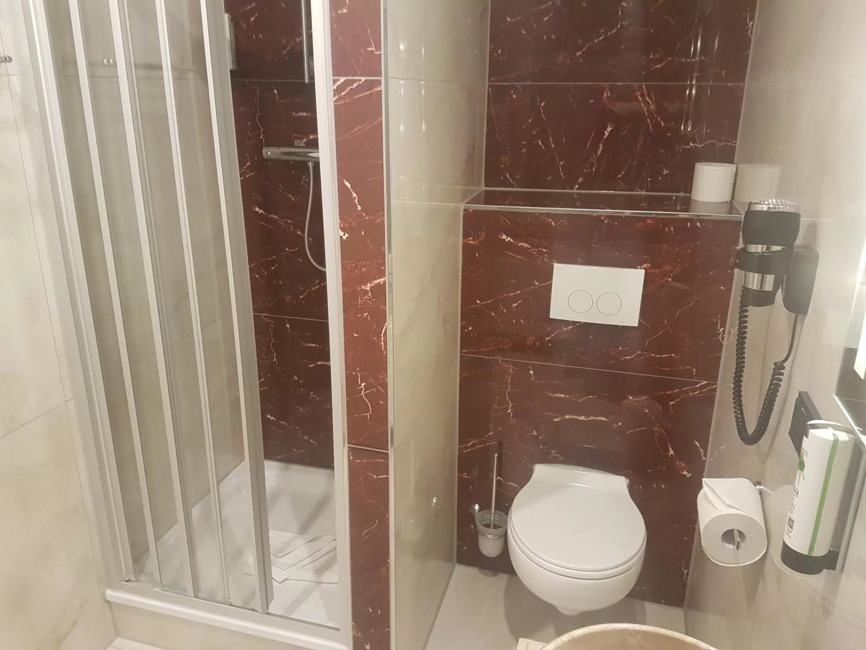 Shower in Elbgalerie Hotel