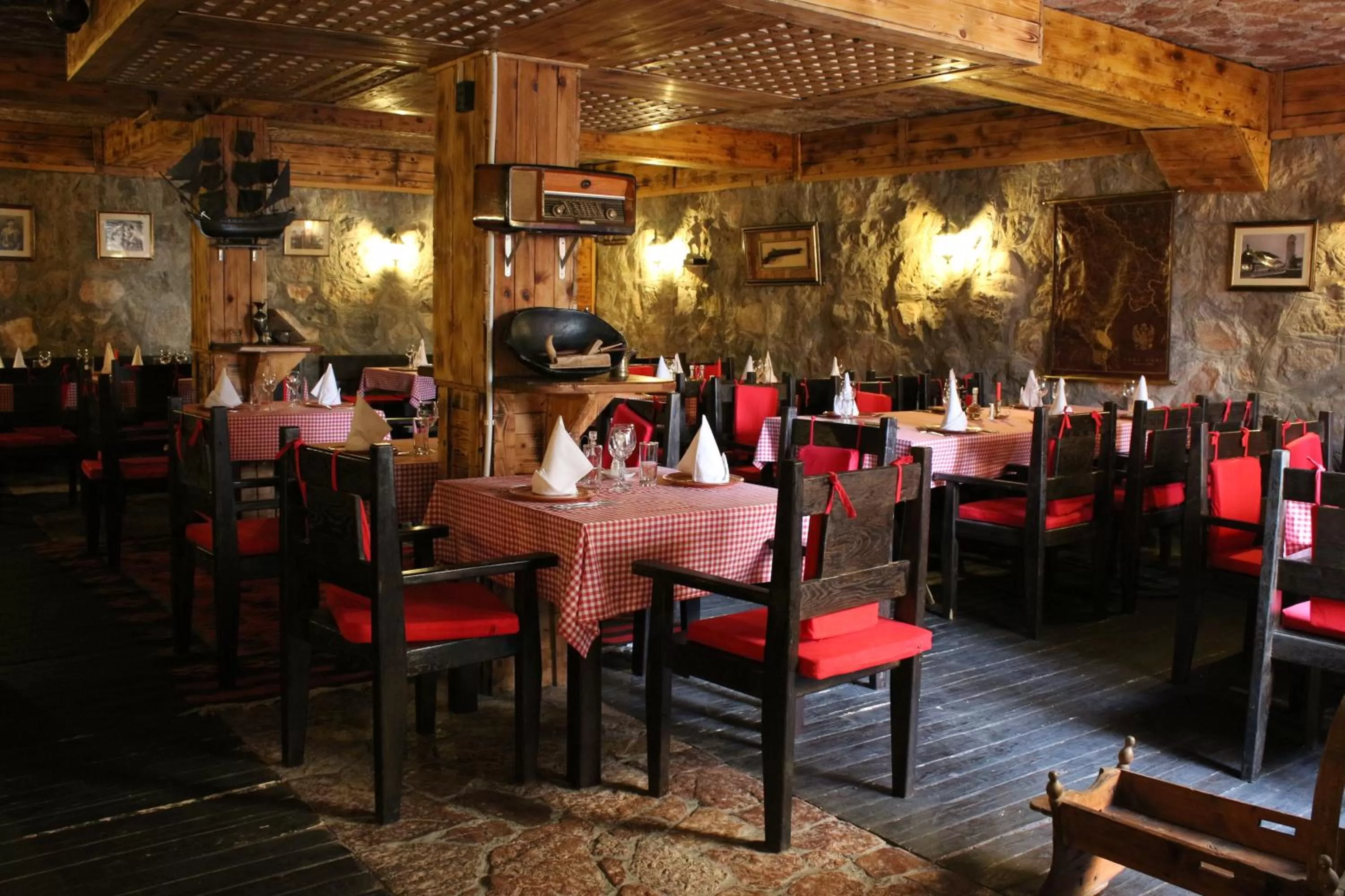 Restaurant/places to eat in Hotel Crnogorska Kuća