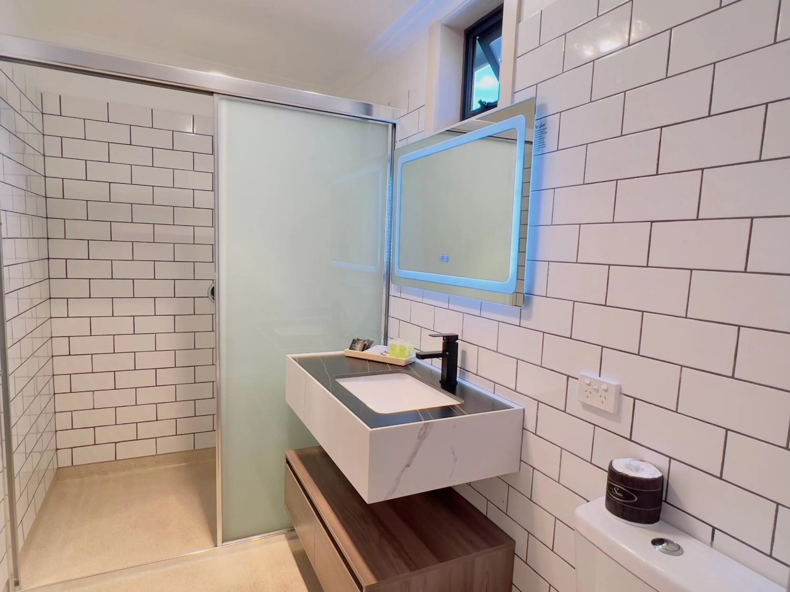 Bathroom in Sandpiper Motel Apollo Bay