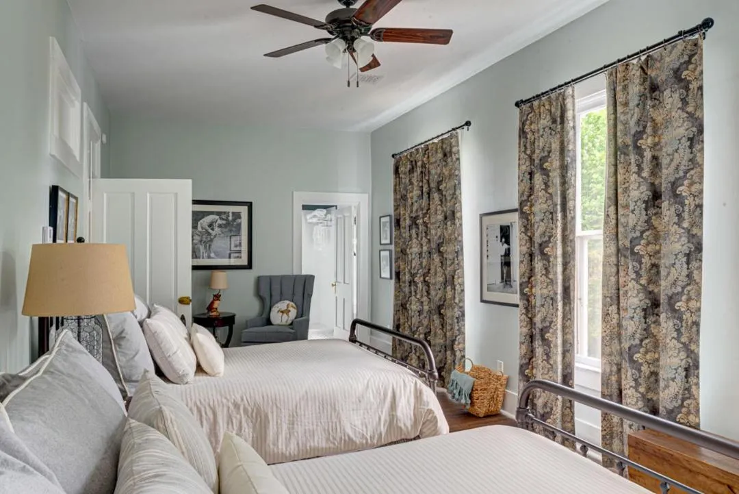 Bed in Historic Birch Lodge and Motel