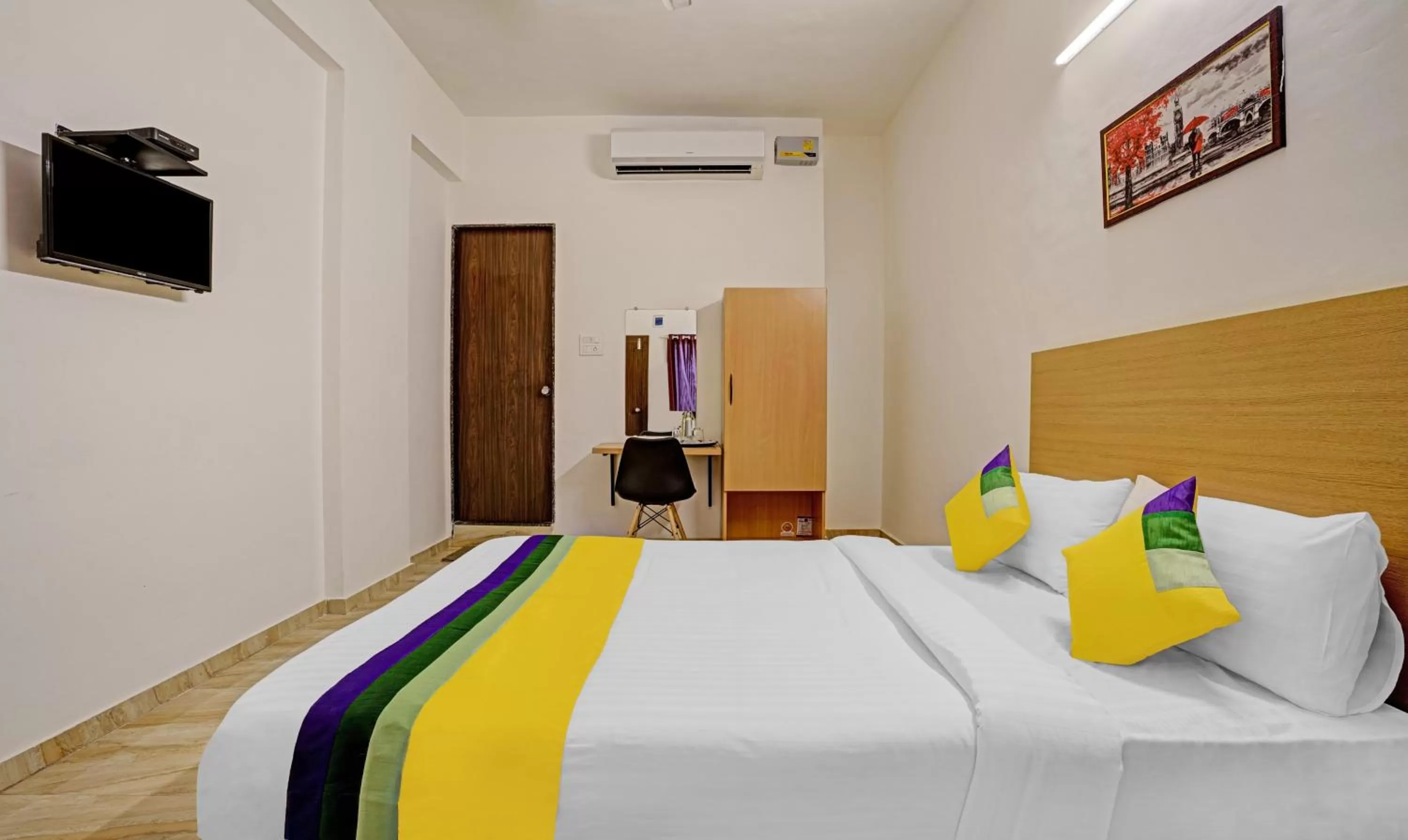 Bedroom, Bed in Itsy Hotels Flowers Park