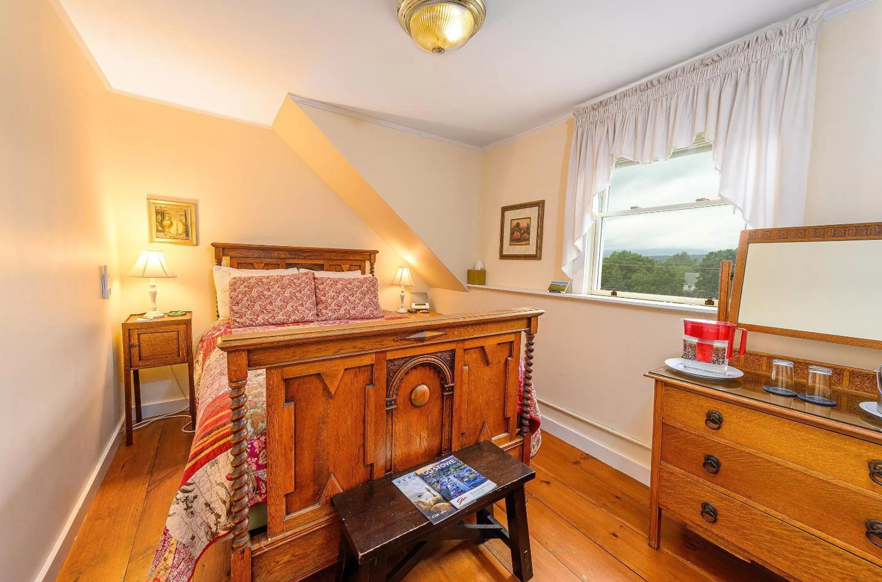 Photo of the whole room, Bed in Brass Lantern Inn