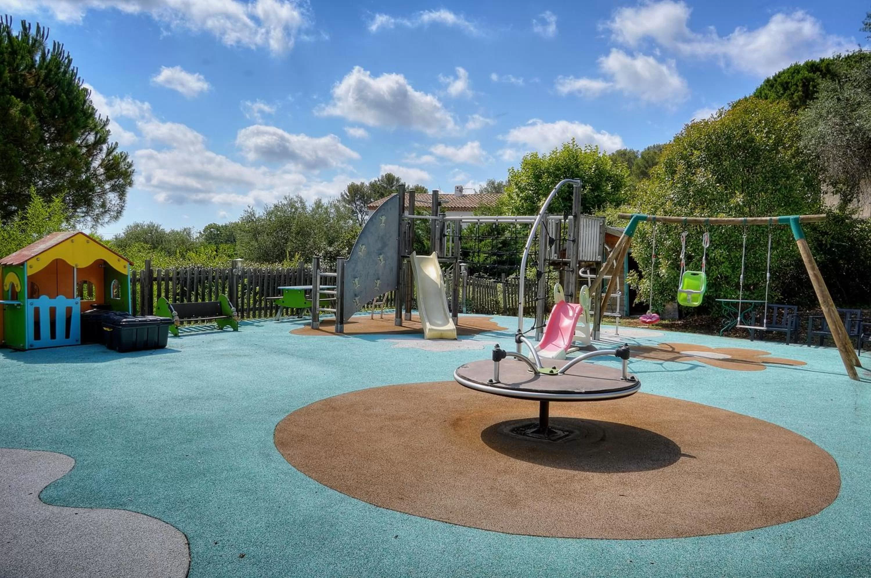 Children play ground in "AU HAVRE DE PAIX" 5 étoiles Prestige jacuzzi, hammam, sauna, PISCINE chauffée Mougins Cannes Grasse