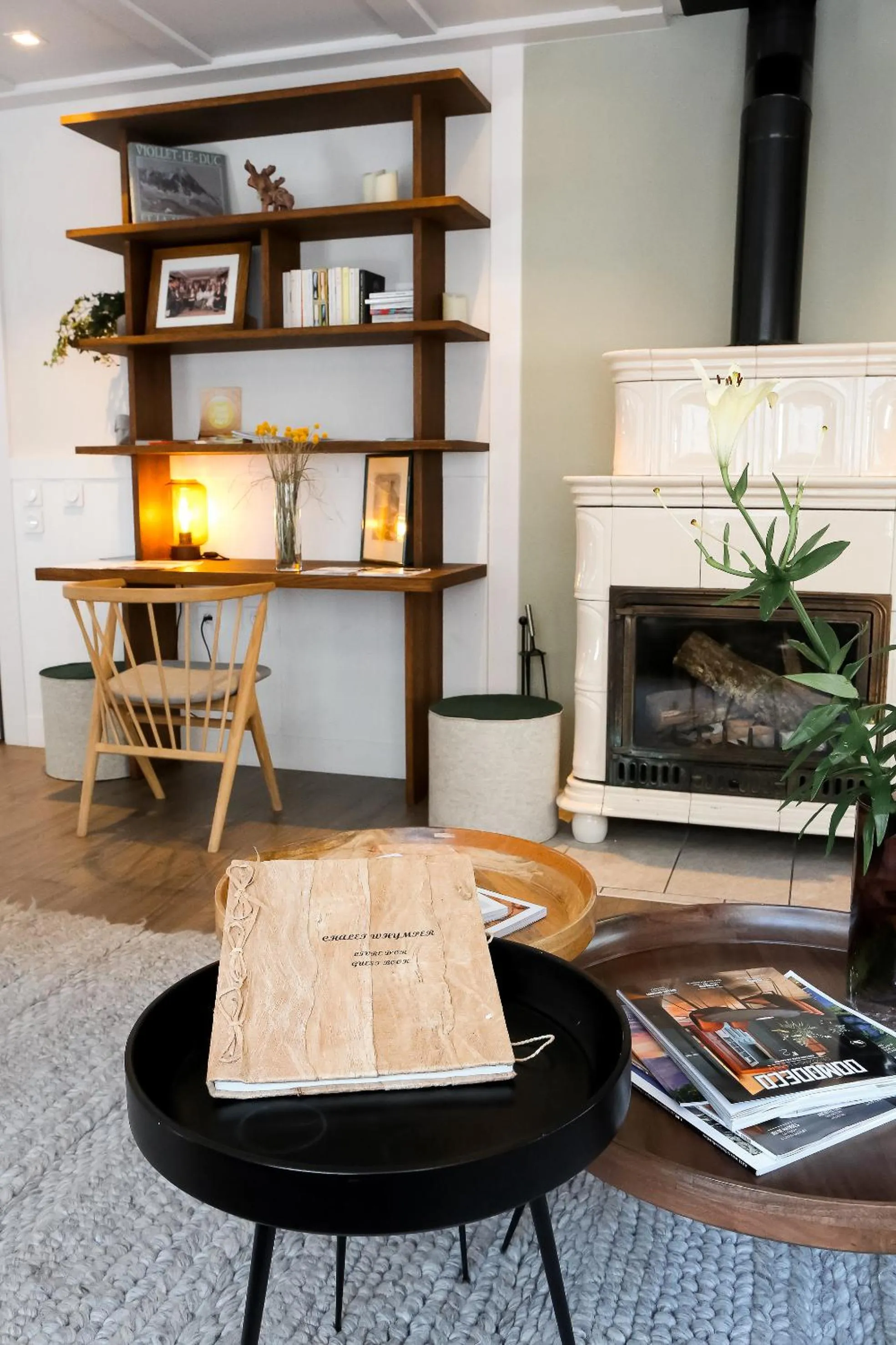 Communal lounge/ TV room in Chalet hôtel le Whymper