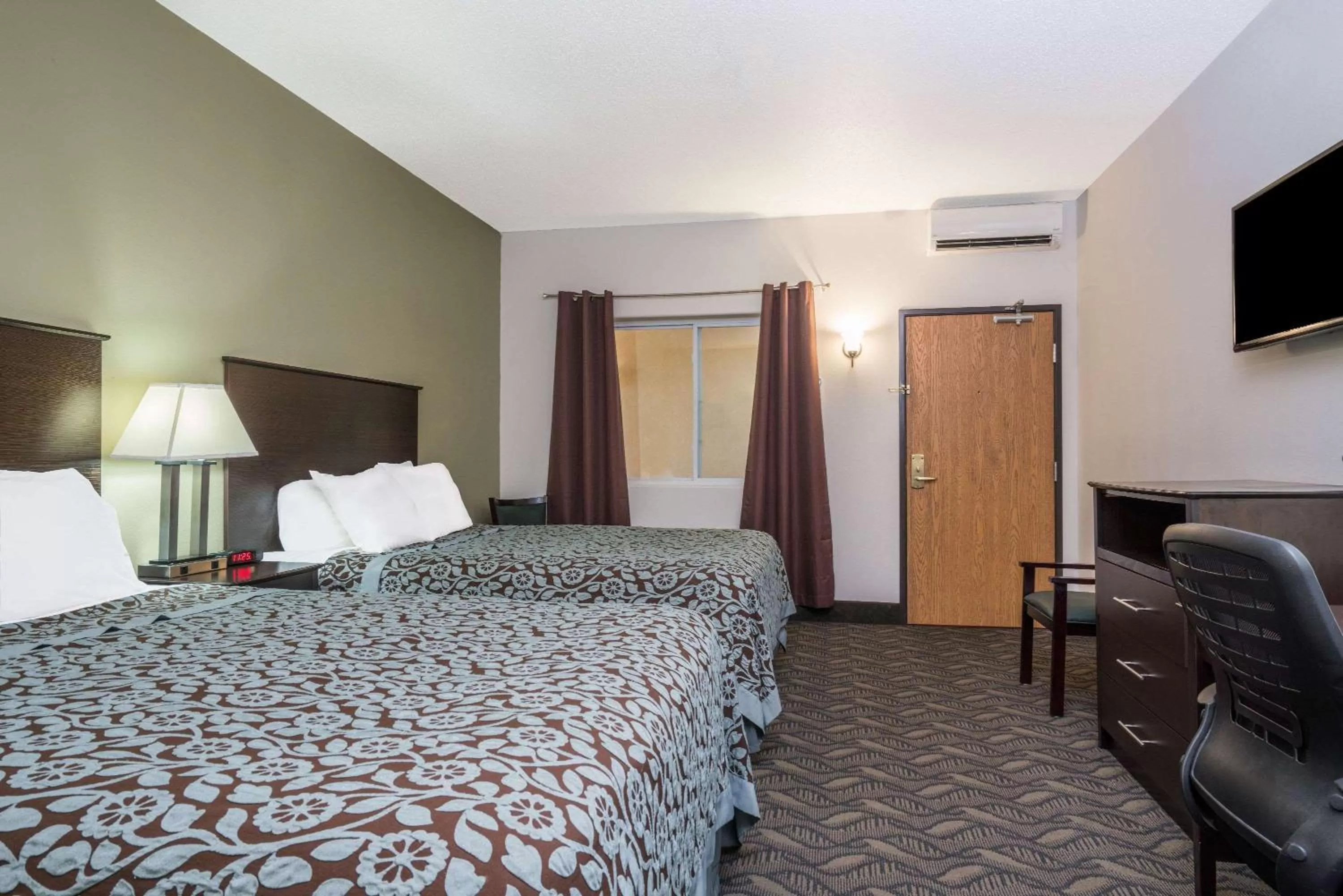 Photo of the whole room, Bed in Days Inn by Wyndham Fargo/Casselton