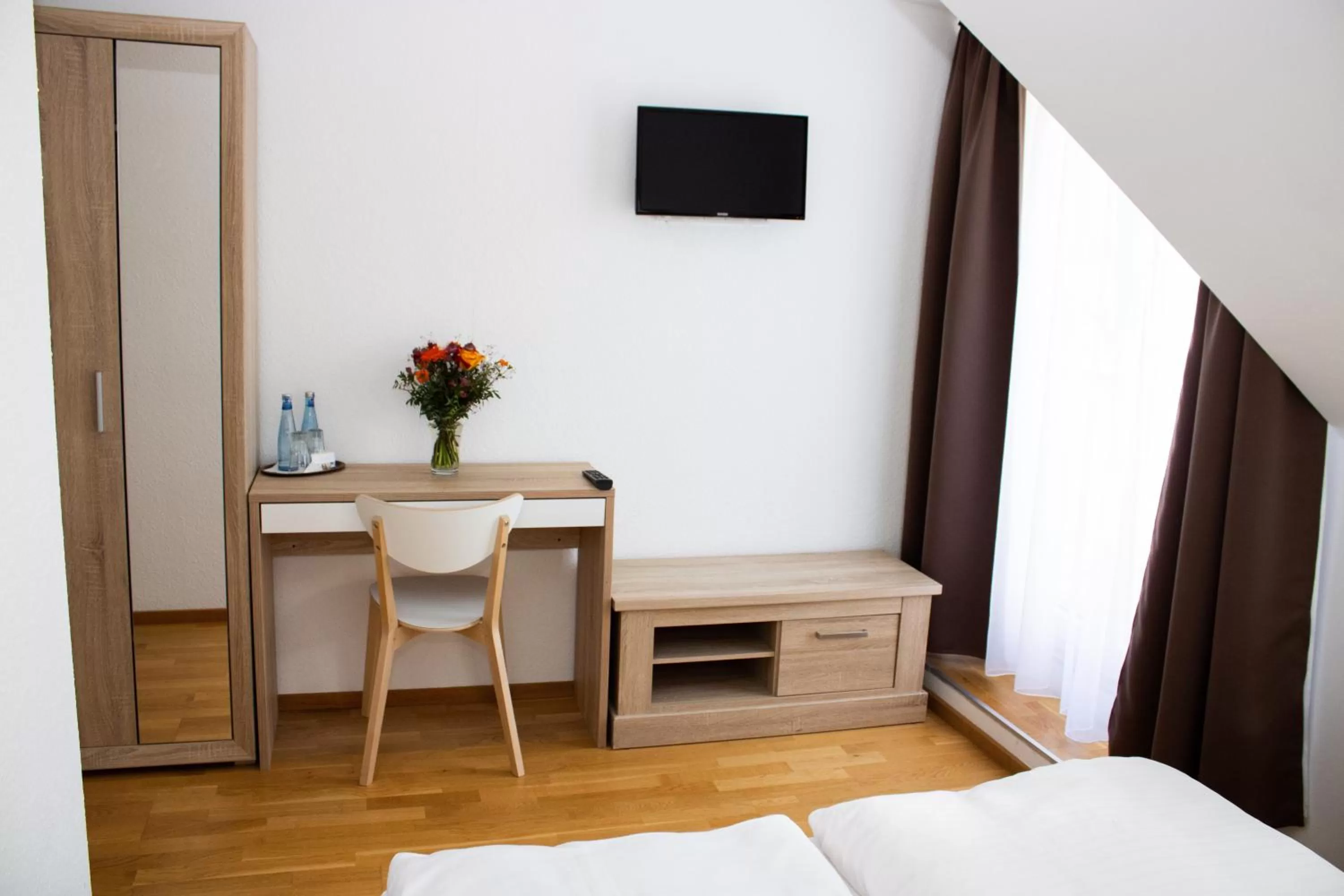 TV and multimedia, Bed in Hotel Stern - Self Check-In