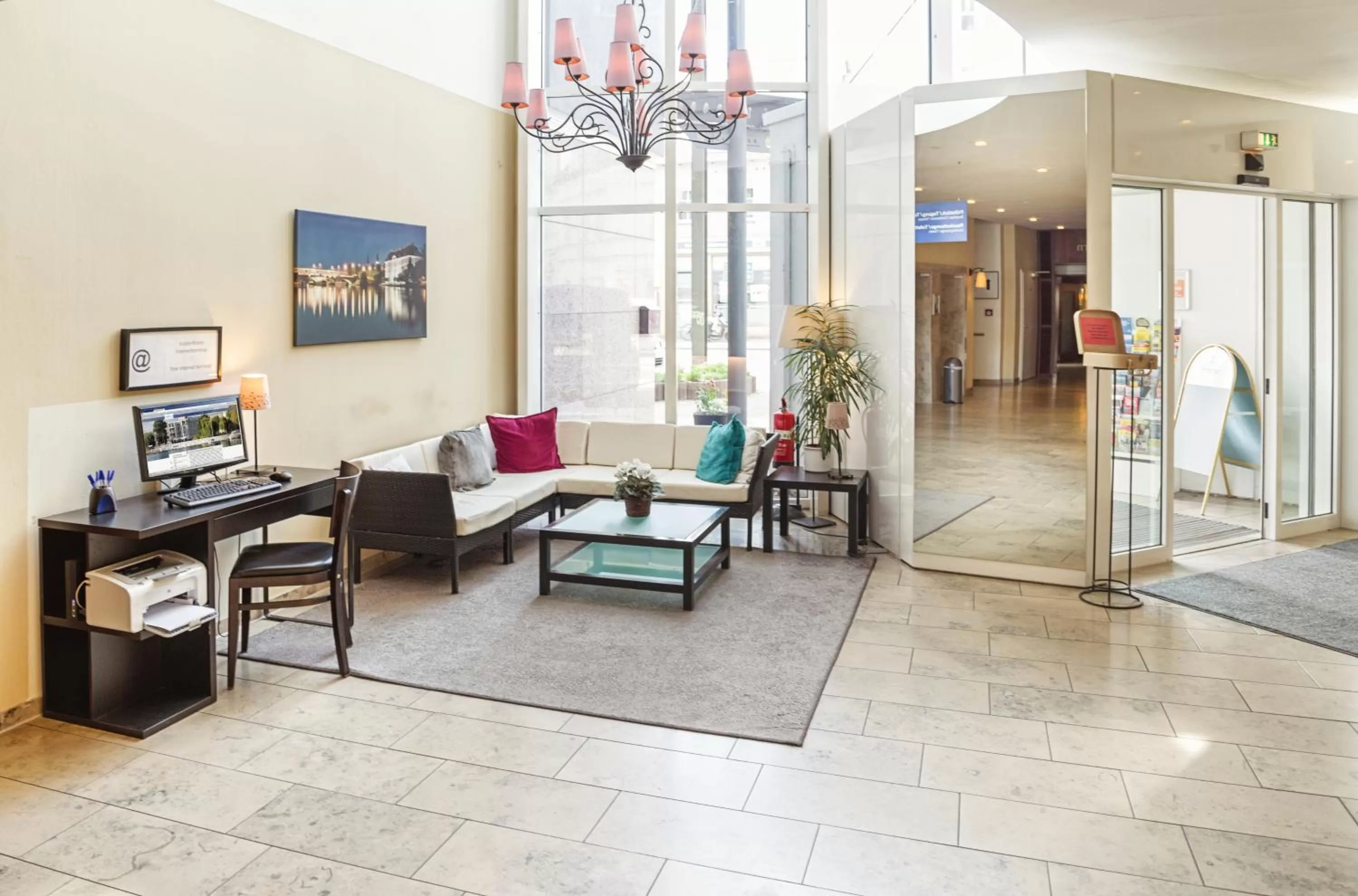 Lobby or reception in Hotel am Schloß Köpenick by Golden Tulip