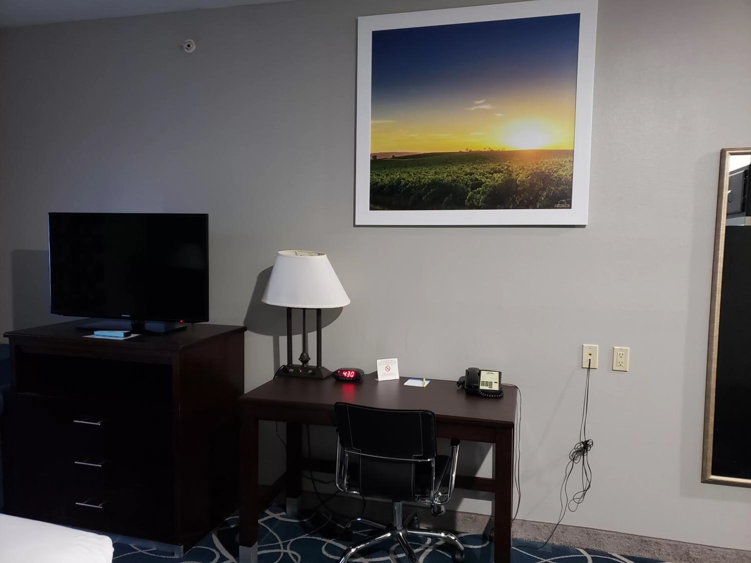TV and multimedia in Days Inn & Suites by Wyndham Cleburne TX