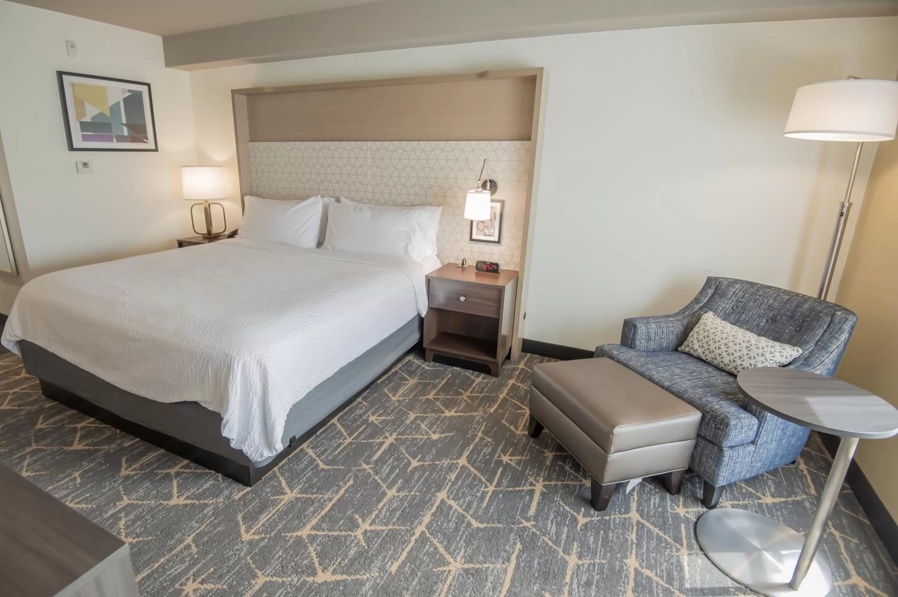 Photo of the whole room, Bed in Holiday Inn Oakland Airport by IHG