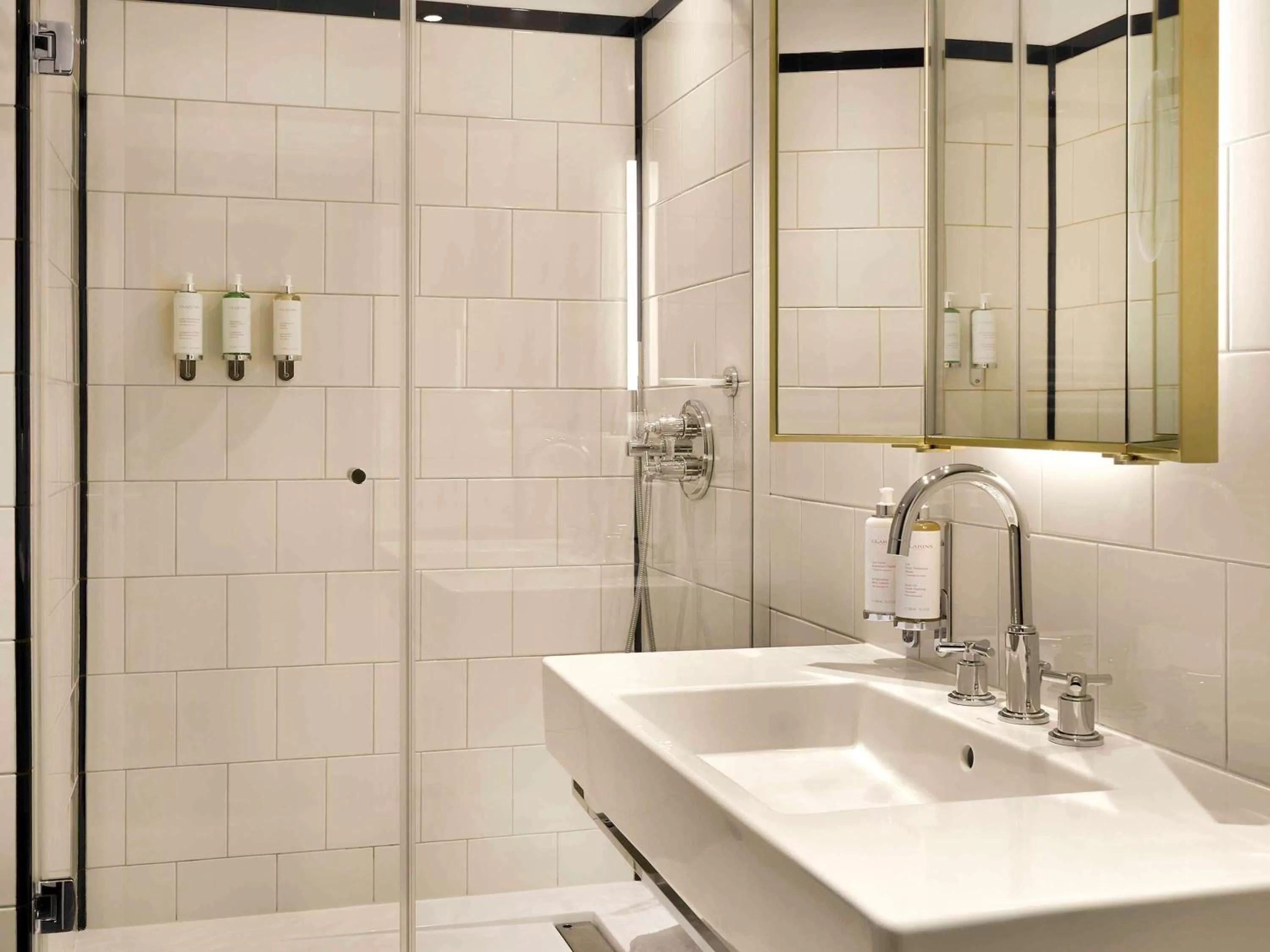 Shower in l'Echiquier Opéra Hotel Paris - MGallery Collection