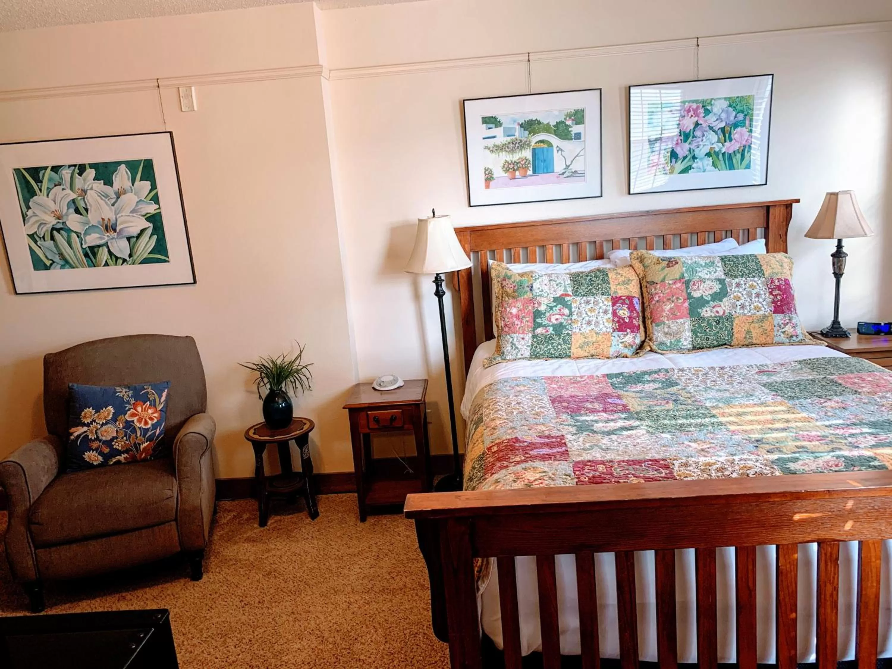 Bed in Iowa House Historic Inn