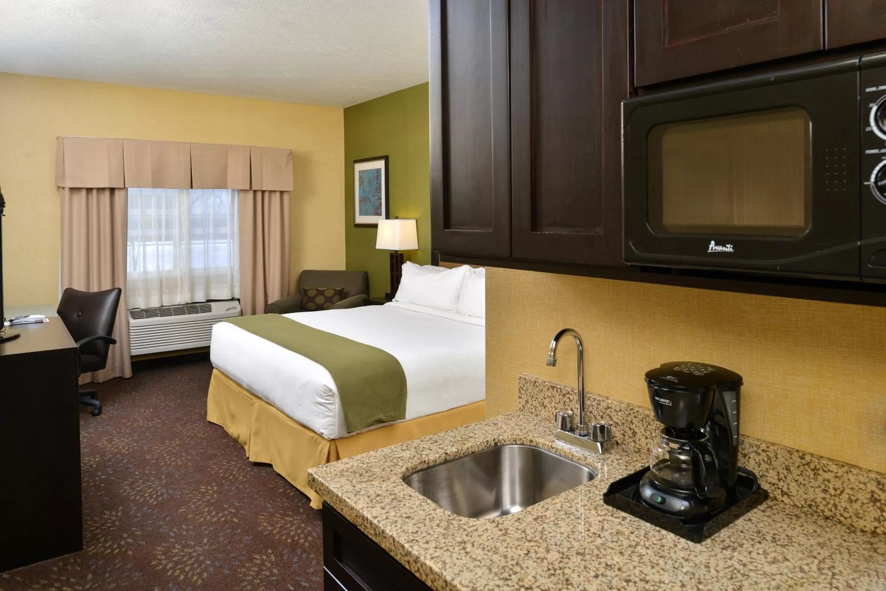 Photo of the whole room, Bed in Holiday Inn Express Hotel & Suites Charlotte by IHG