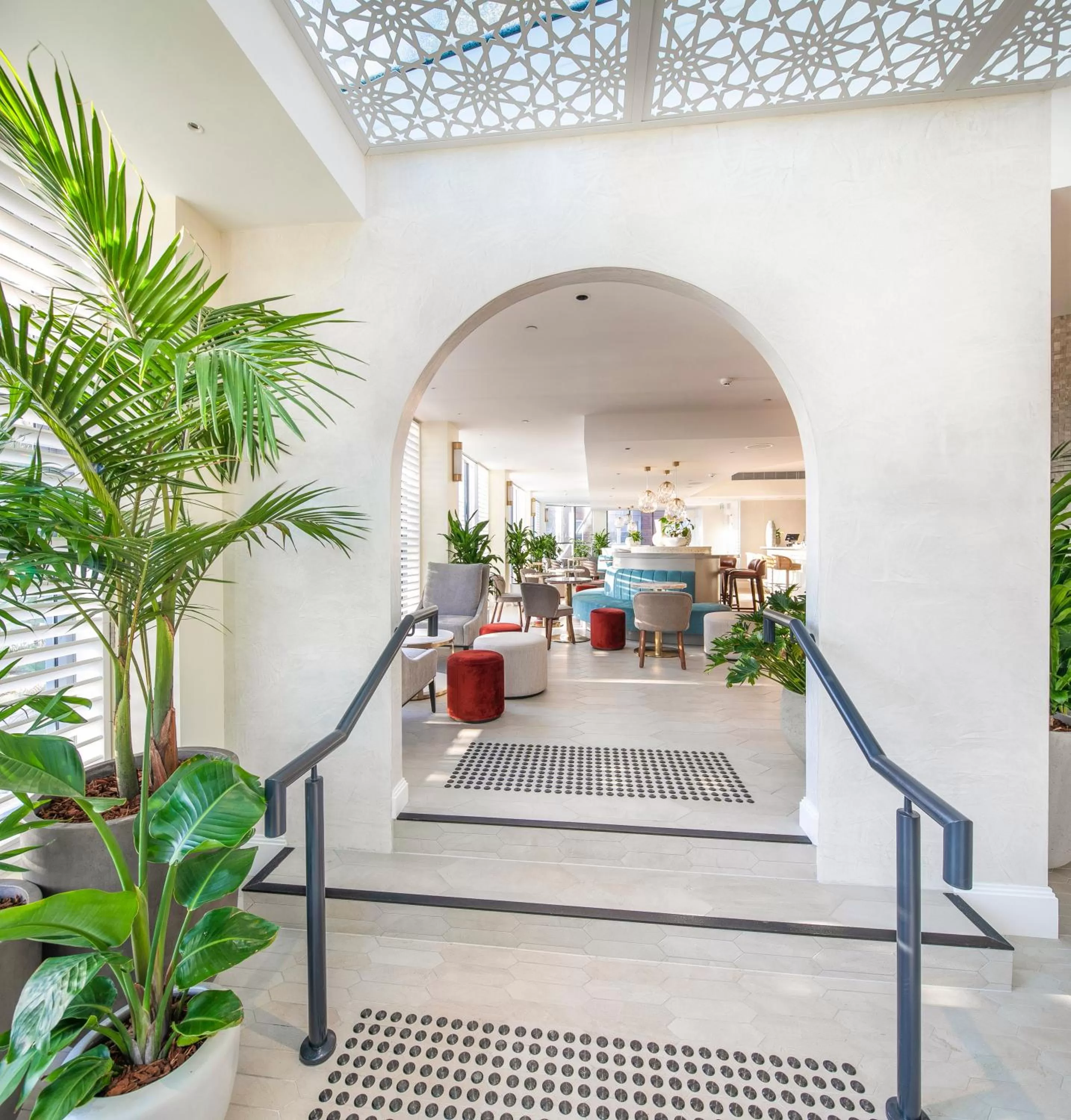 Lounge or bar in Crowne Plaza Sydney Coogee Beach by IHG