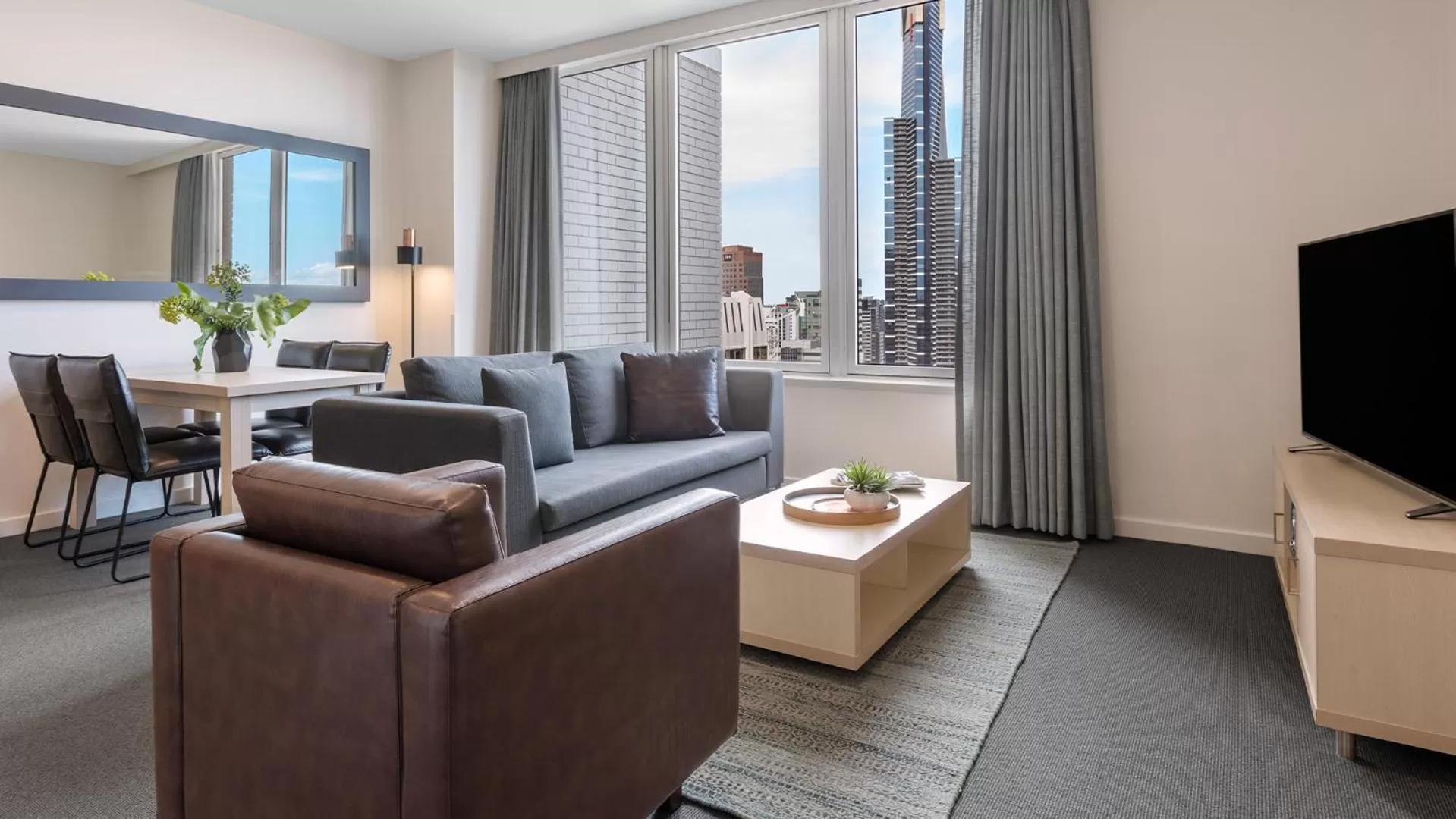 TV and multimedia in Oaks Melbourne on Market Hotel