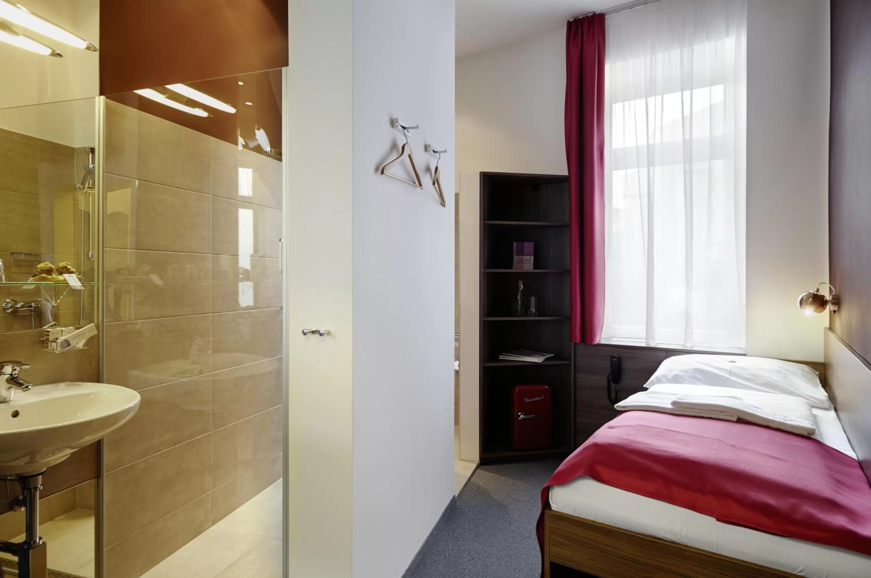 Photo of the whole room, Bed in BoutiqueHOTEL Donauwalzer