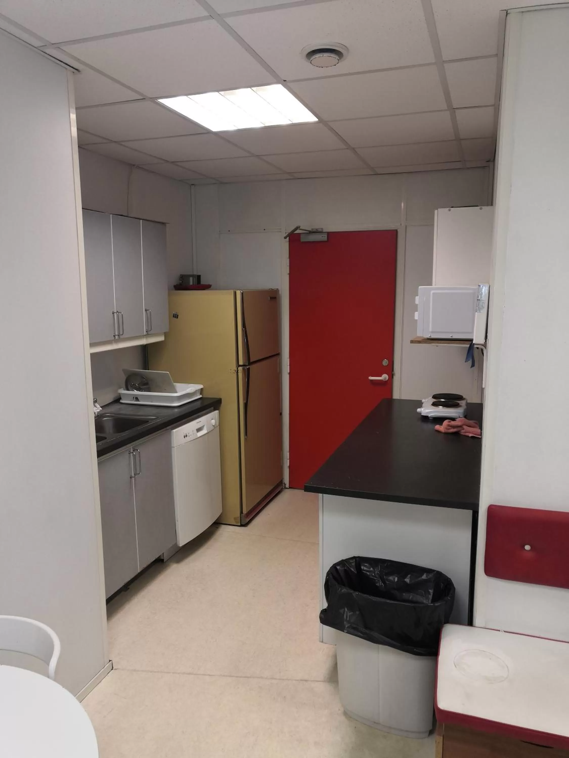 Communal kitchen in 101 Guesthouse Hotel