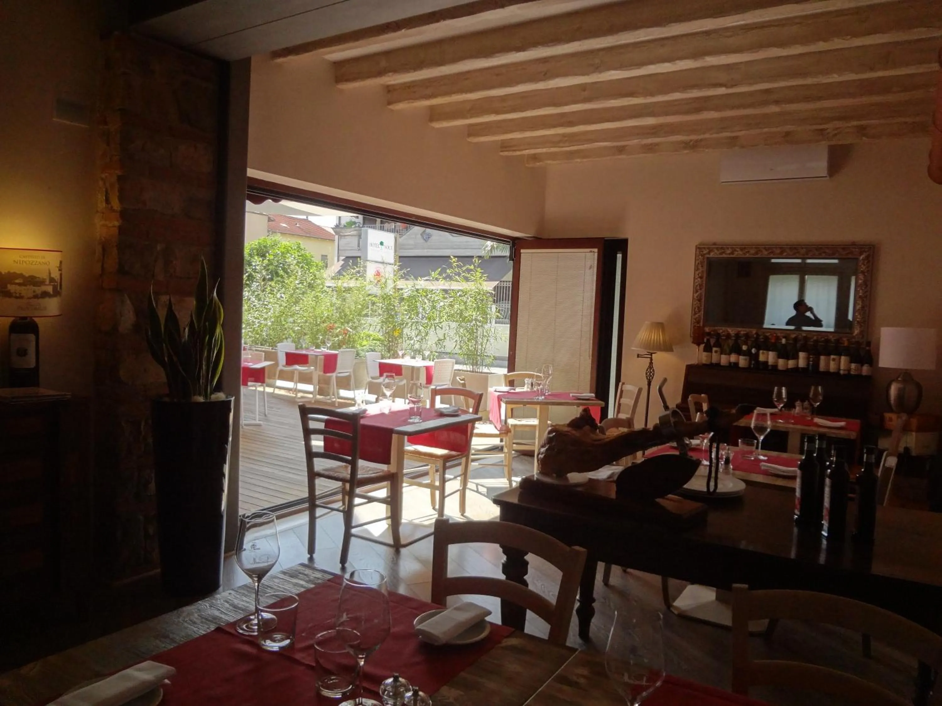 Restaurant/places to eat in Hotel Noce