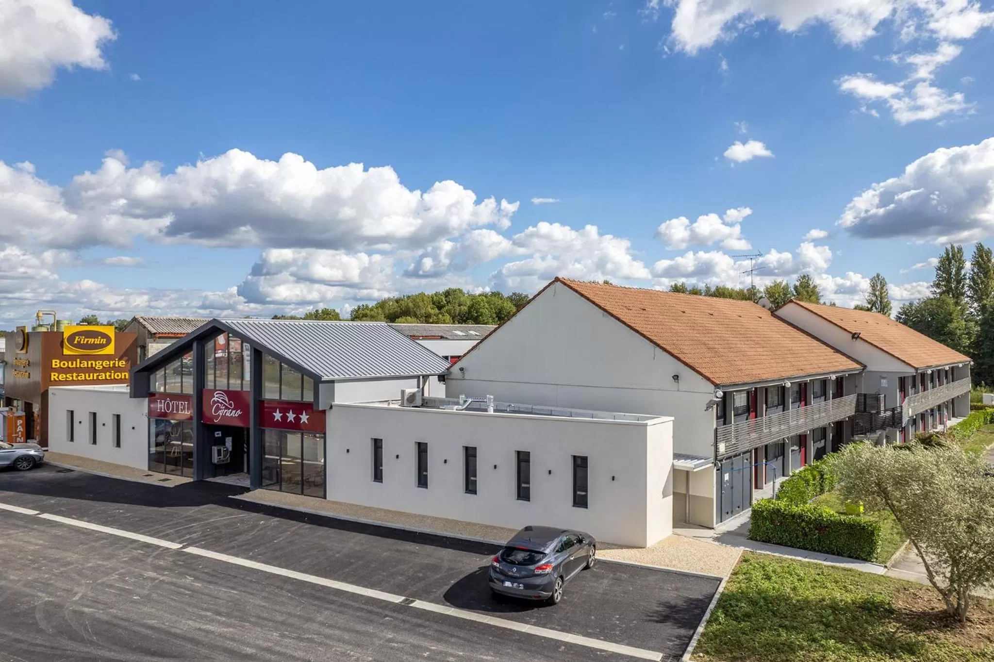Facade/entrance in Hôtel Le Cyrano Bergerac