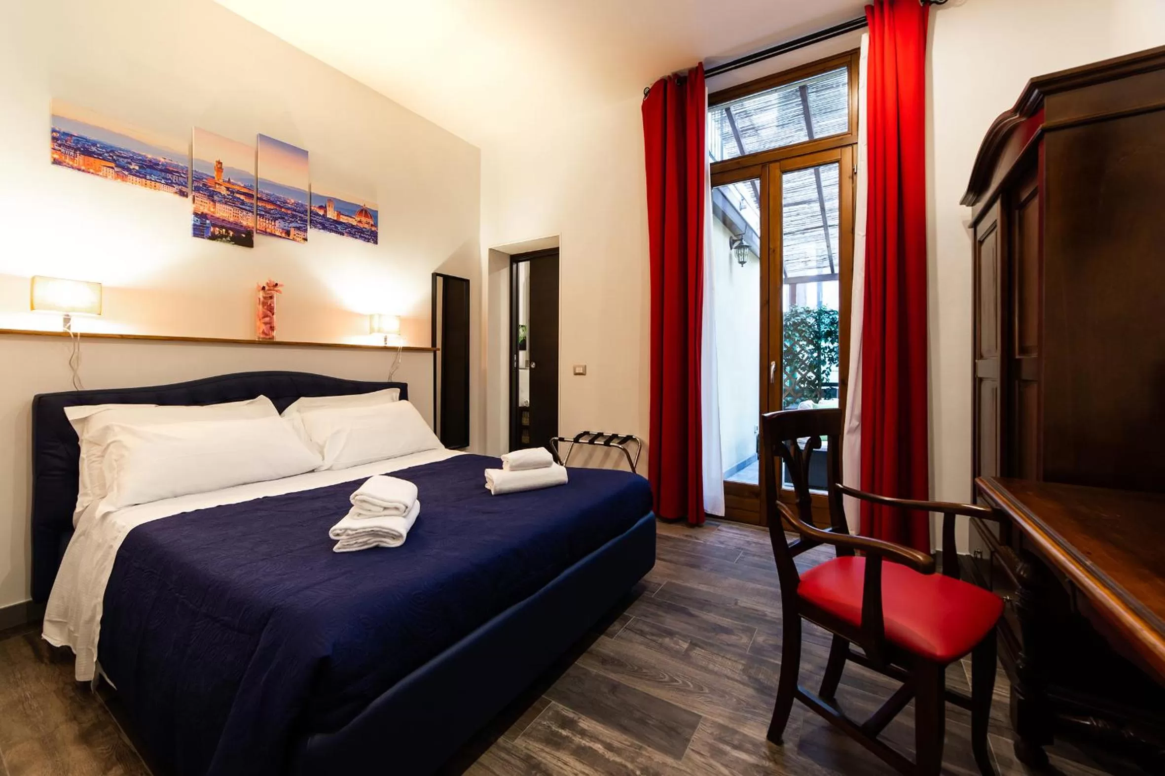 Photo of the whole room, Bed in Medici Soderini