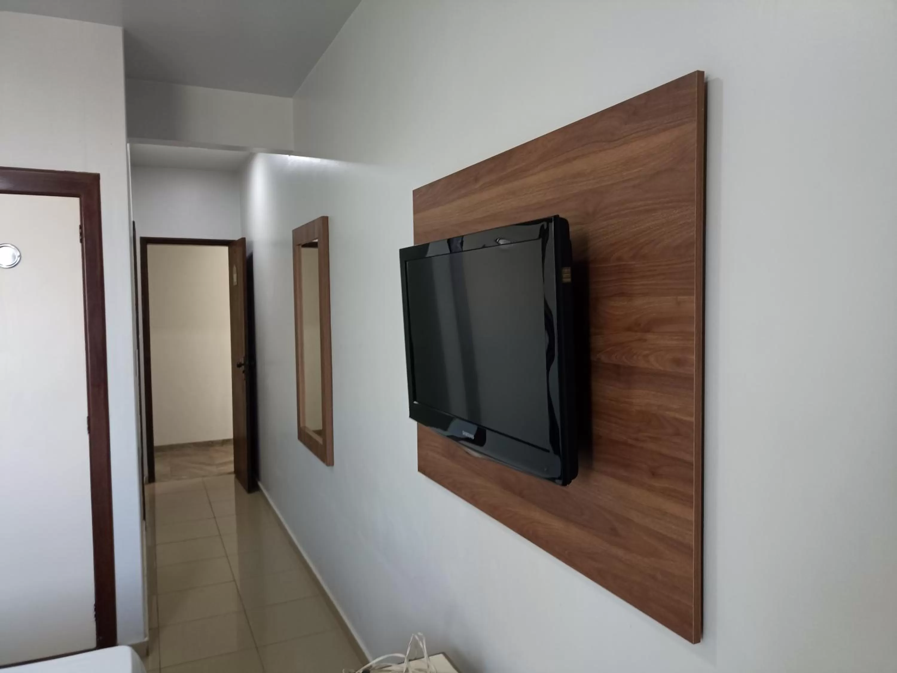 TV/Entertainment Center in Hotel Oscar Econômico