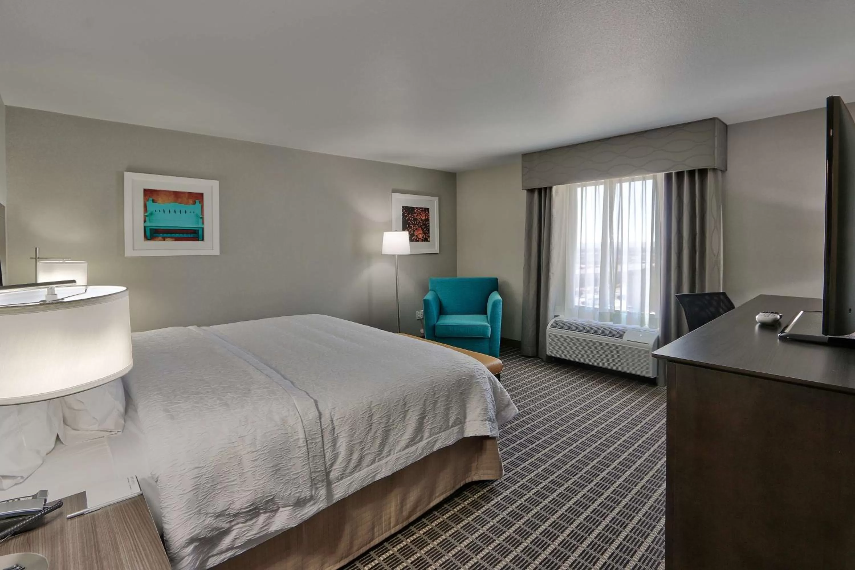 Bed in Hampton Inn & Suites Albuquerque Airport