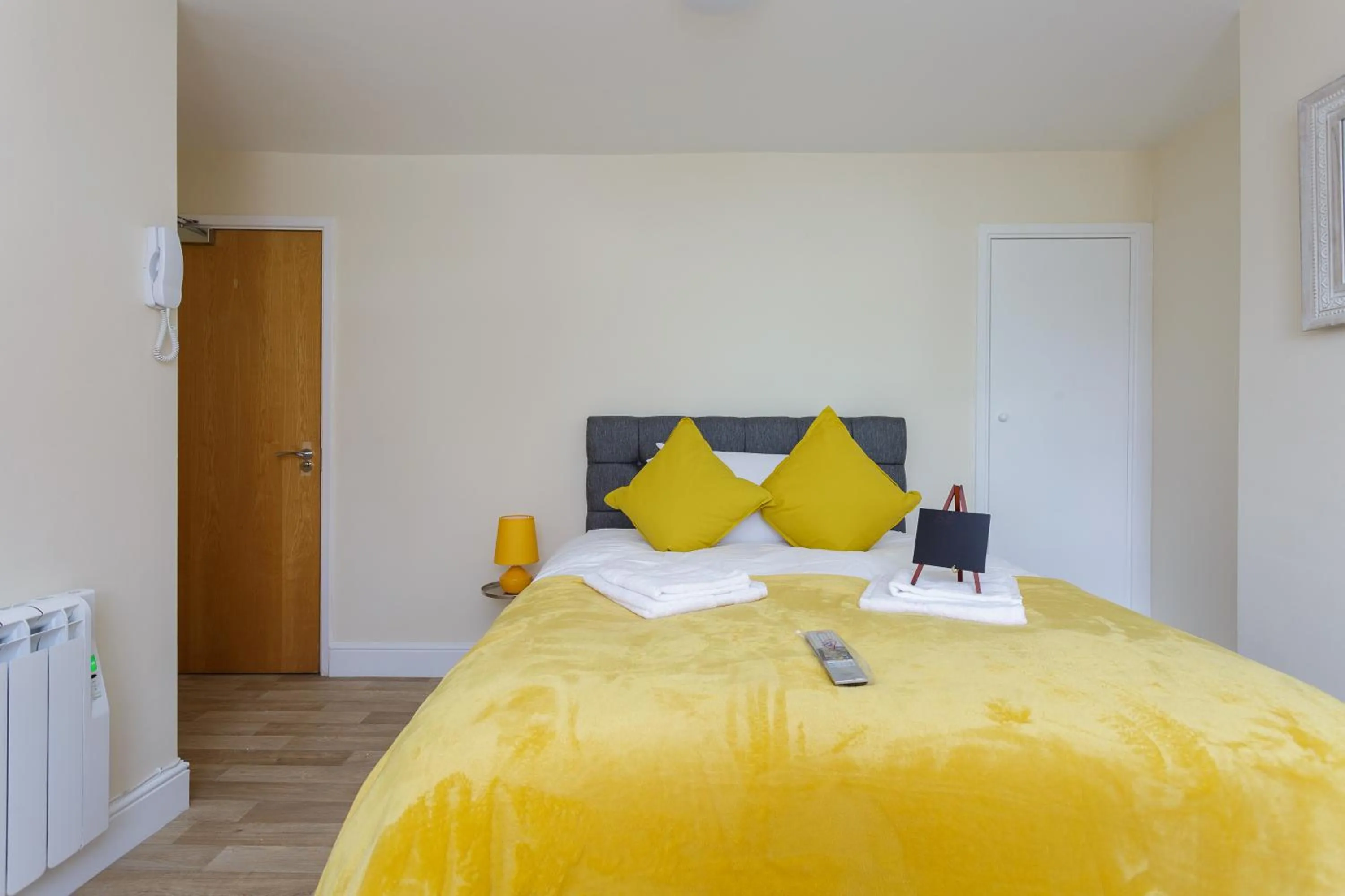 St Mary's - Modern Central Huge Studio Apartments