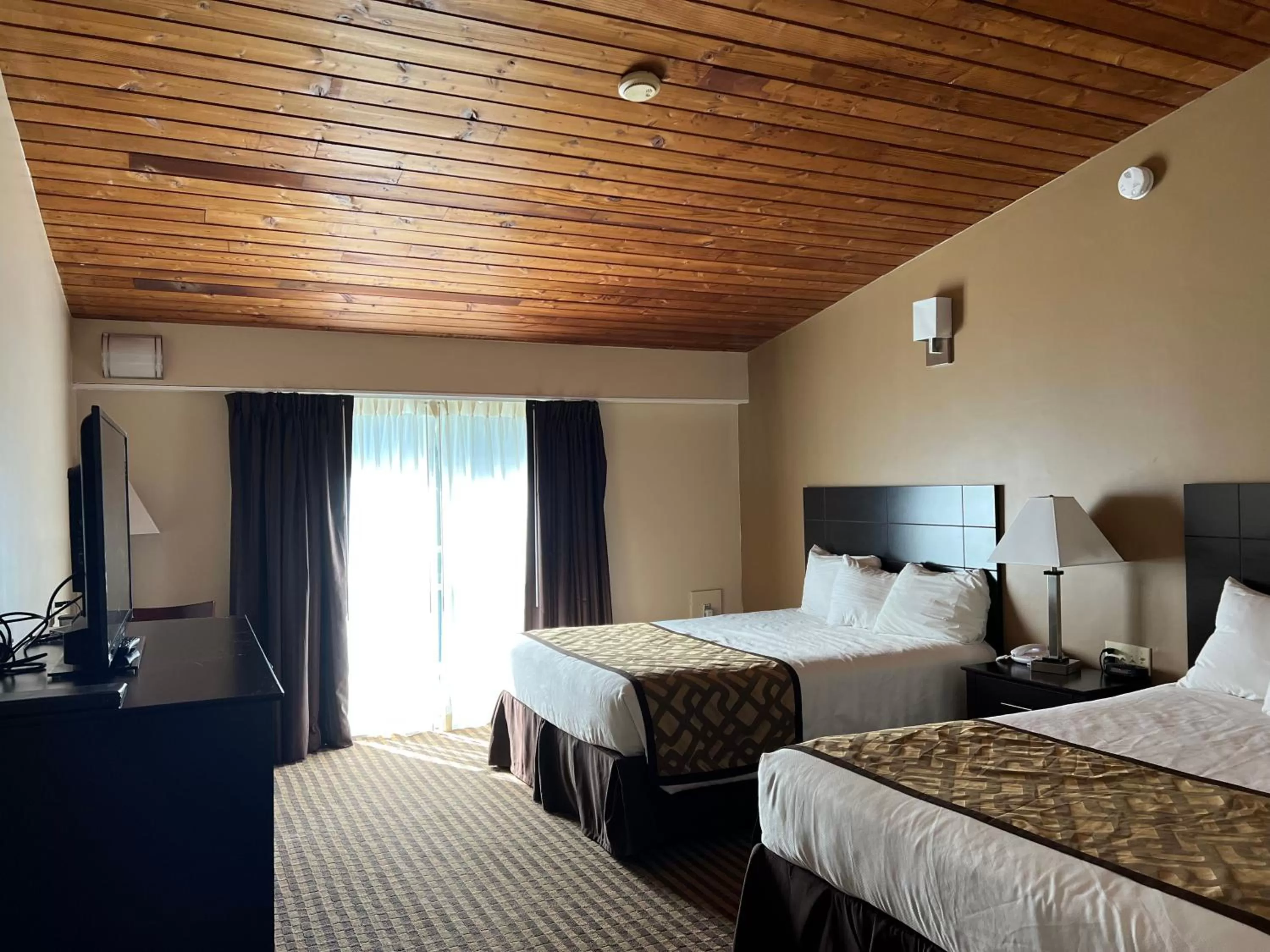 Bedroom, Bed in The Putney Inn