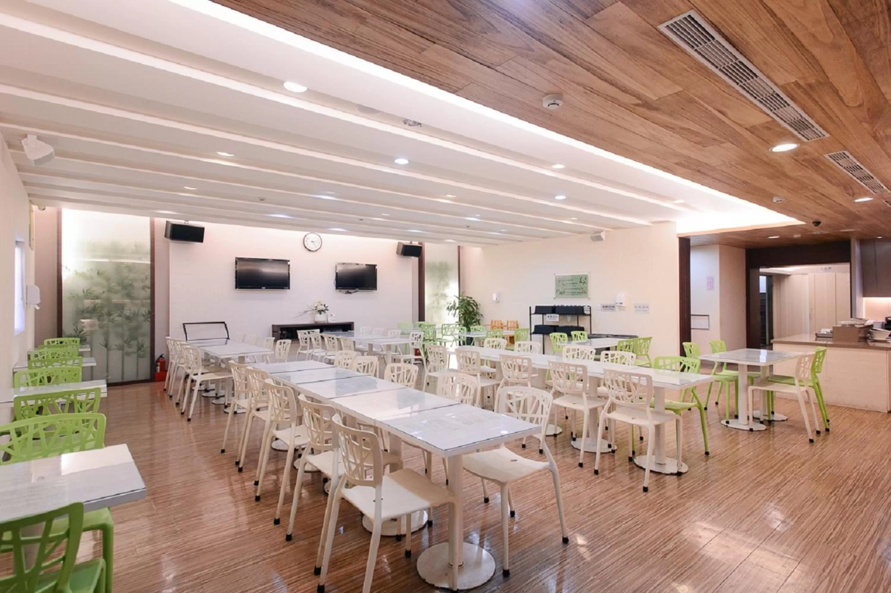 Restaurant/places to eat in Kiwi Express Hotel - Kaohsiung Station