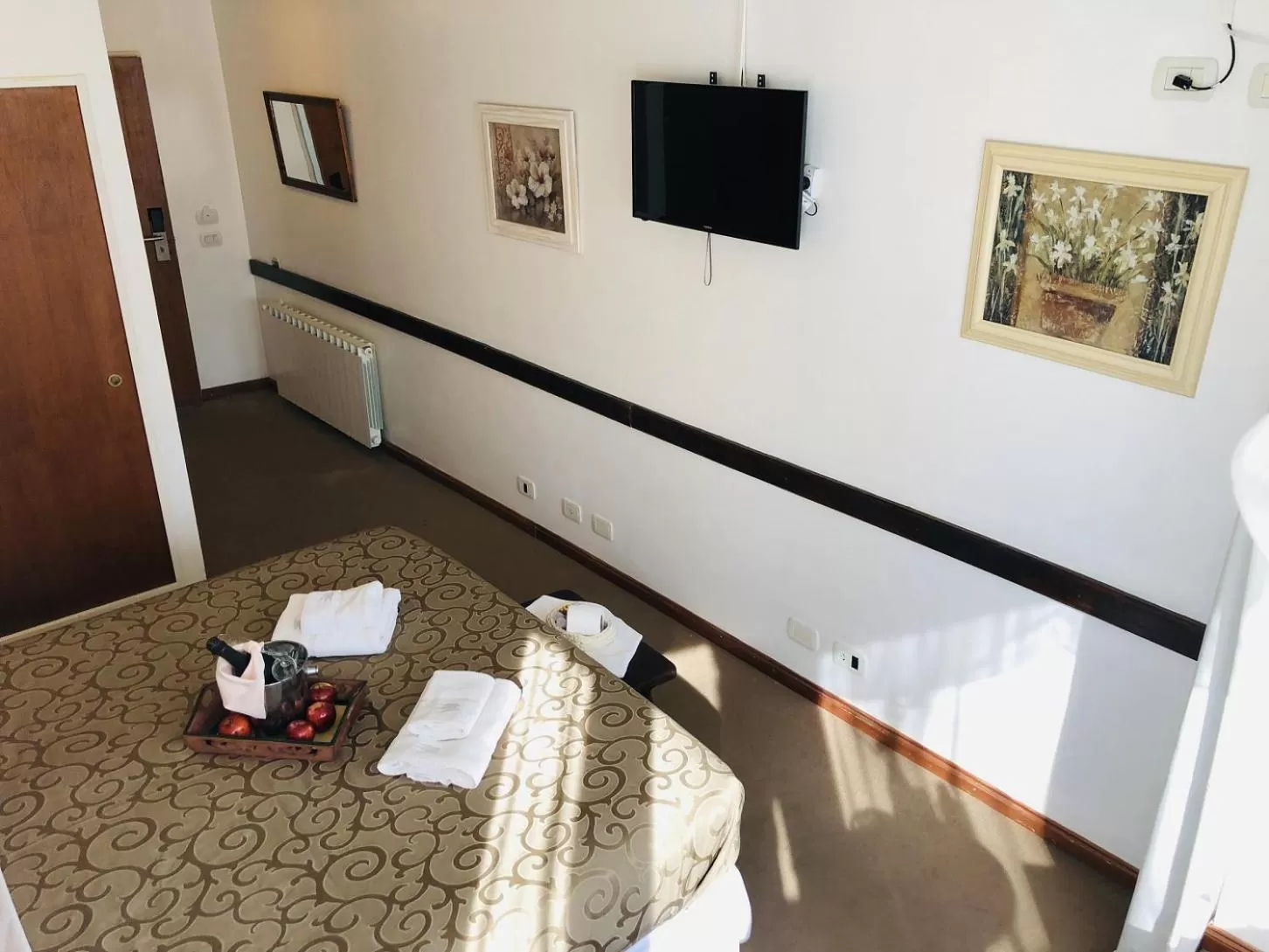 TV and multimedia, Bed in Kalken Hotel by MH