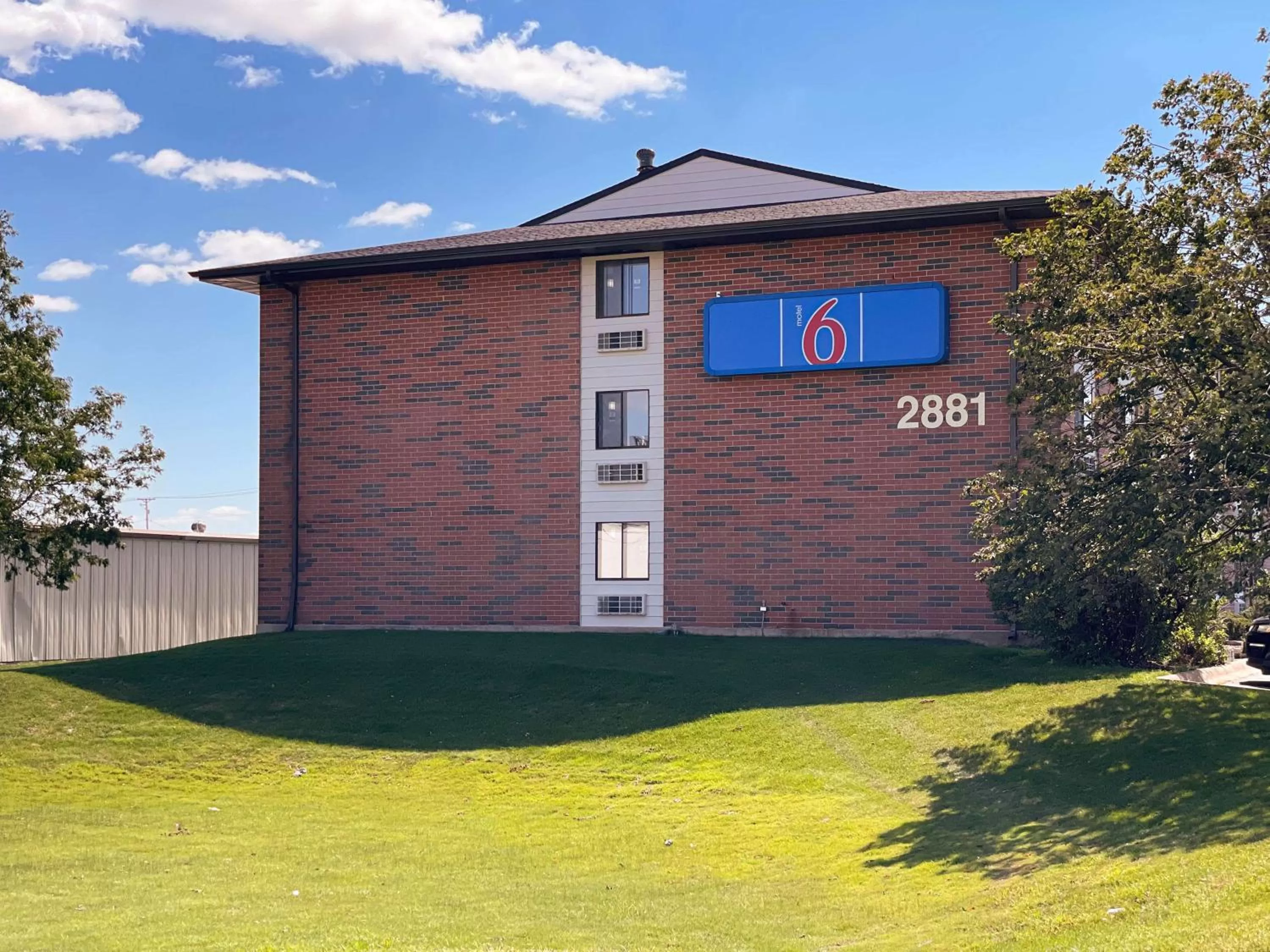 Property building in Motel 6-Elk Grove Village, IL - O'Hare