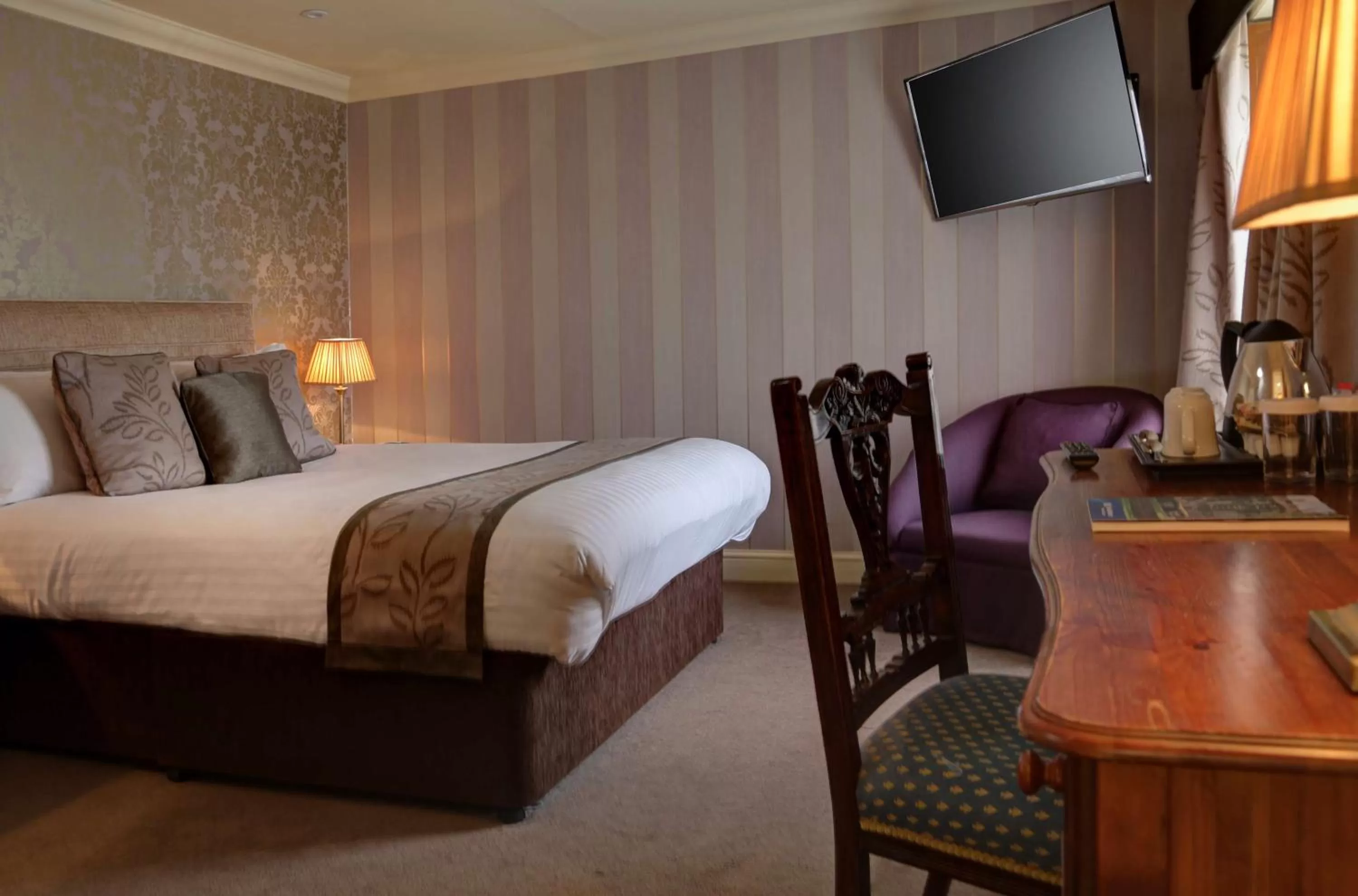 Photo of the whole room, Bed in Knights Hill Hotel & Spa