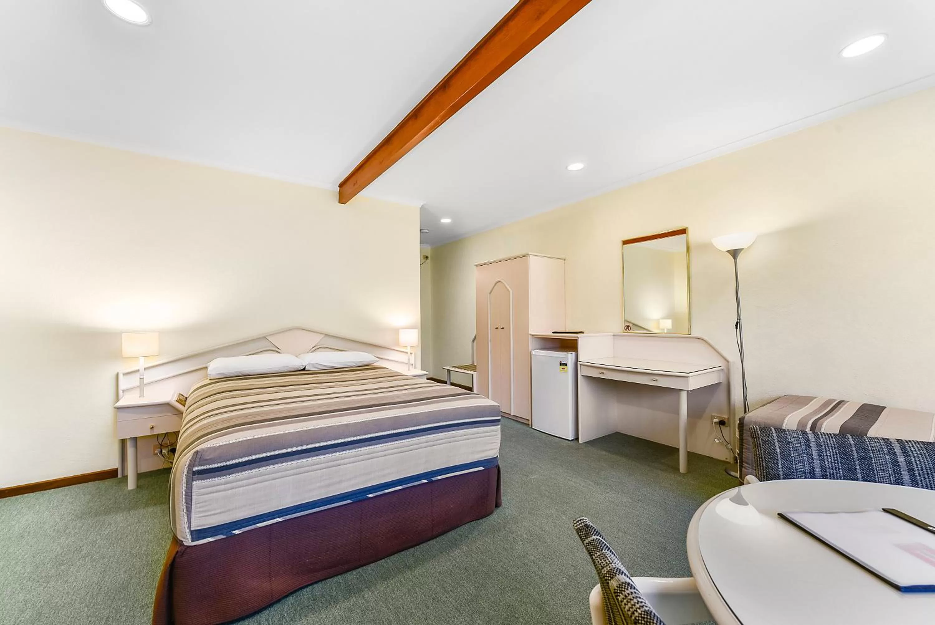 Photo of the whole room, Bed in William Macintosh Motor Lodge