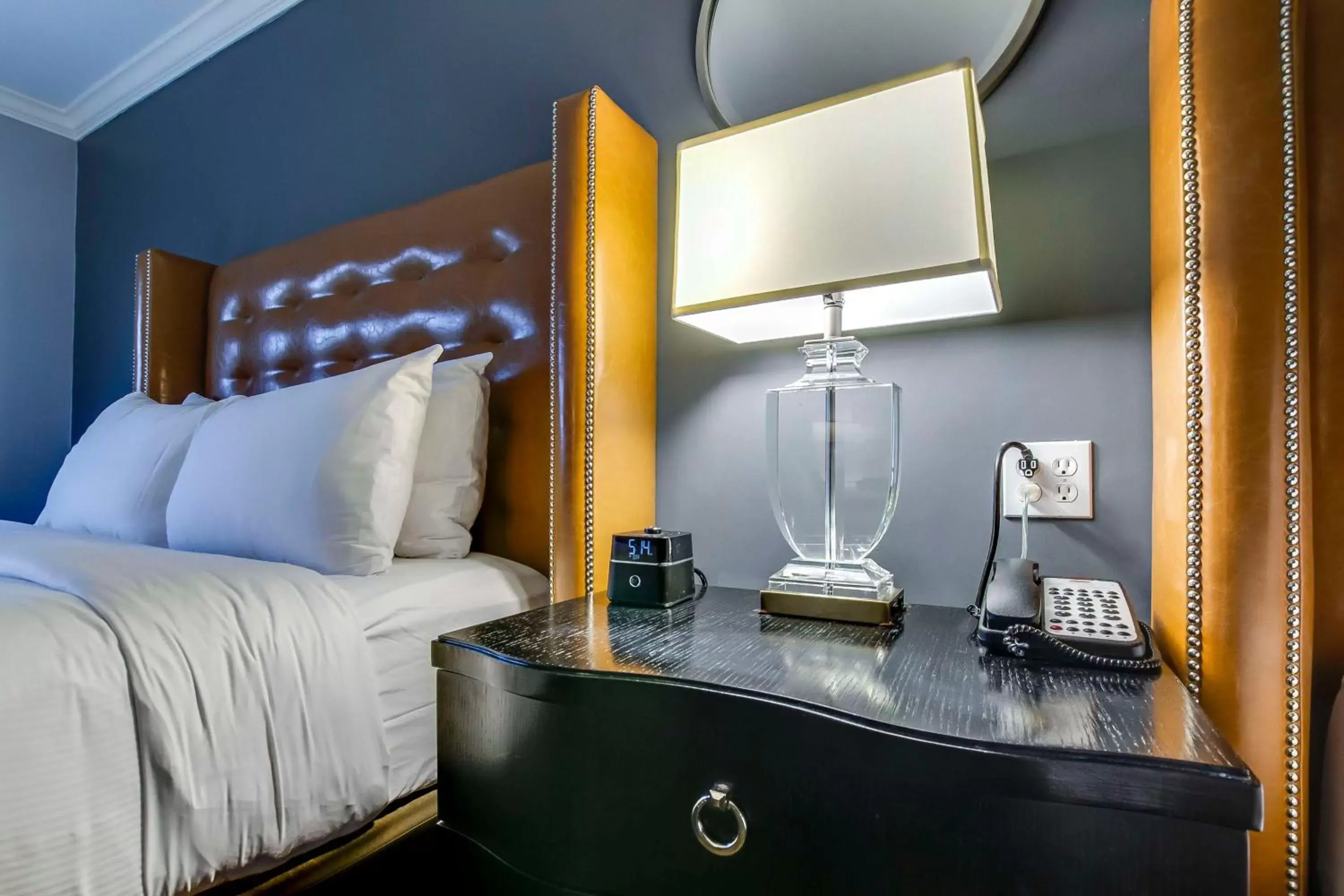 Queen Studio Suite with Two Queen Beds in The Campbell House Lexington, Curio Collection by Hilton Queen Studio Suite with Two Queen Beds in The Campbell House Lexington, Curio Collection by Hilton