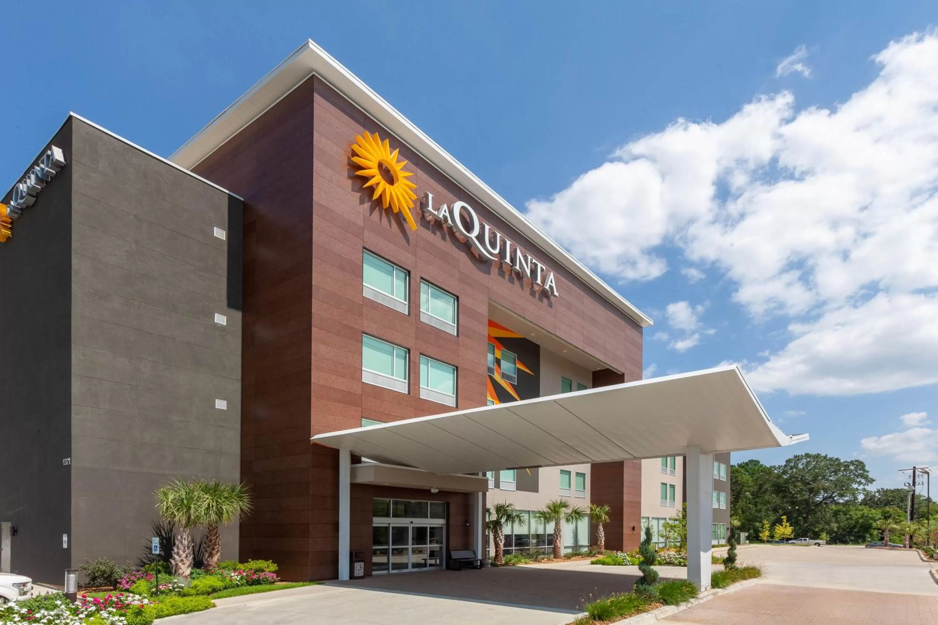 Property building in La Quinta Inn & Suites by Wyndham Lafayette Oil Center
