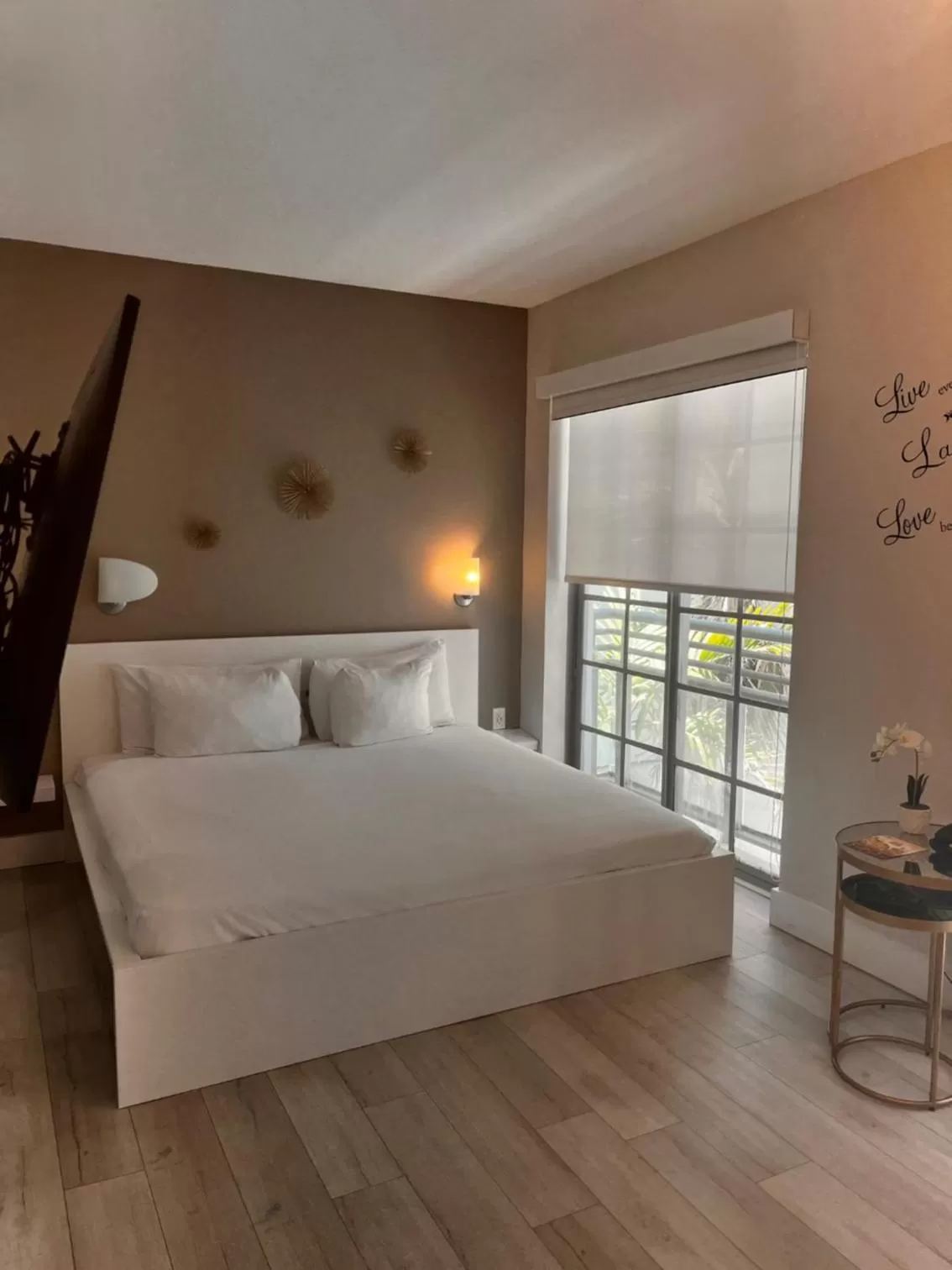 Bedroom, Bed in Suites at The Strand on Ocean Drive