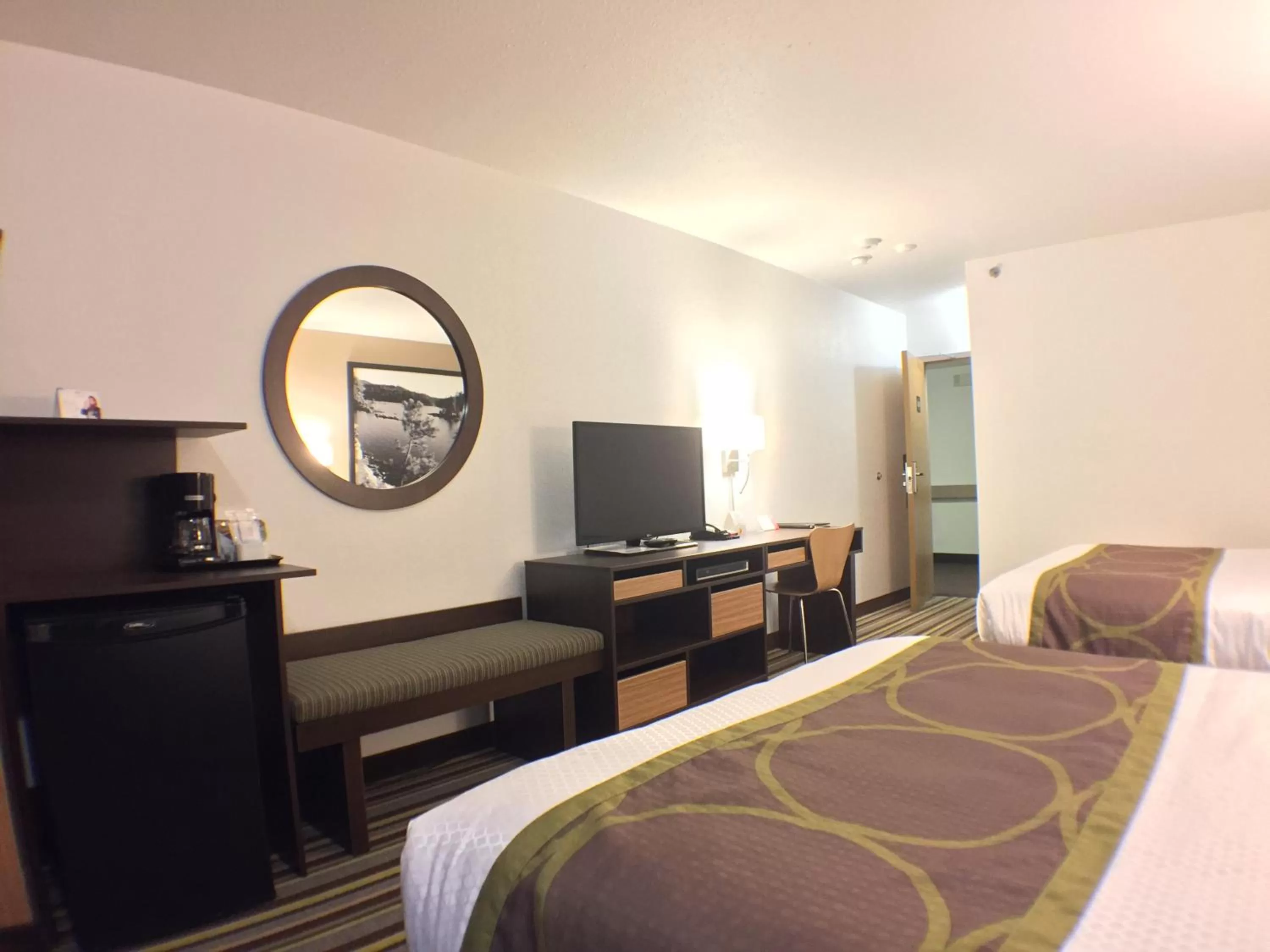 Photo of the whole room, Bed in Super 8 by Wyndham Kenora