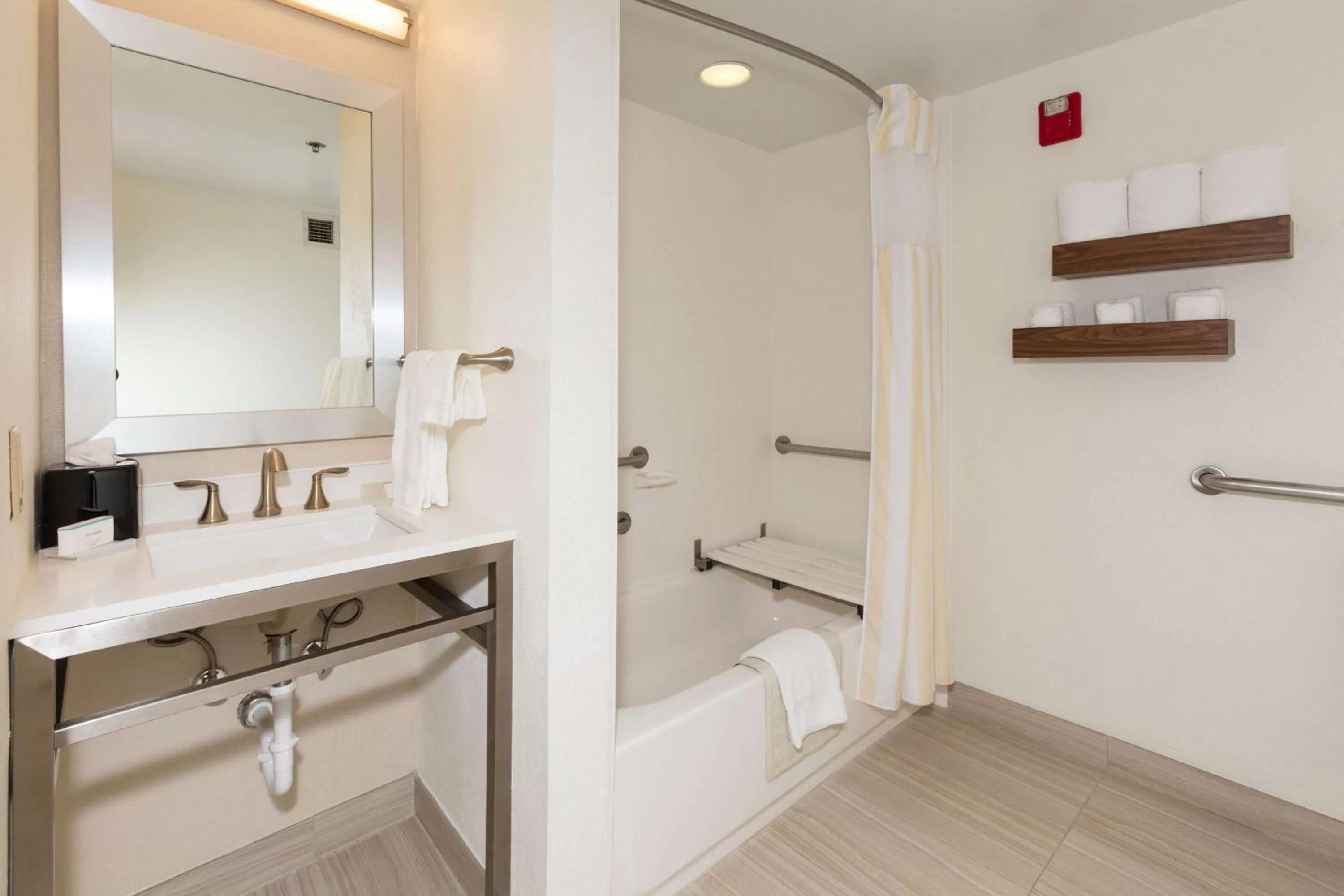 Bathroom in Hilton Garden Inn Jacksonville Airport