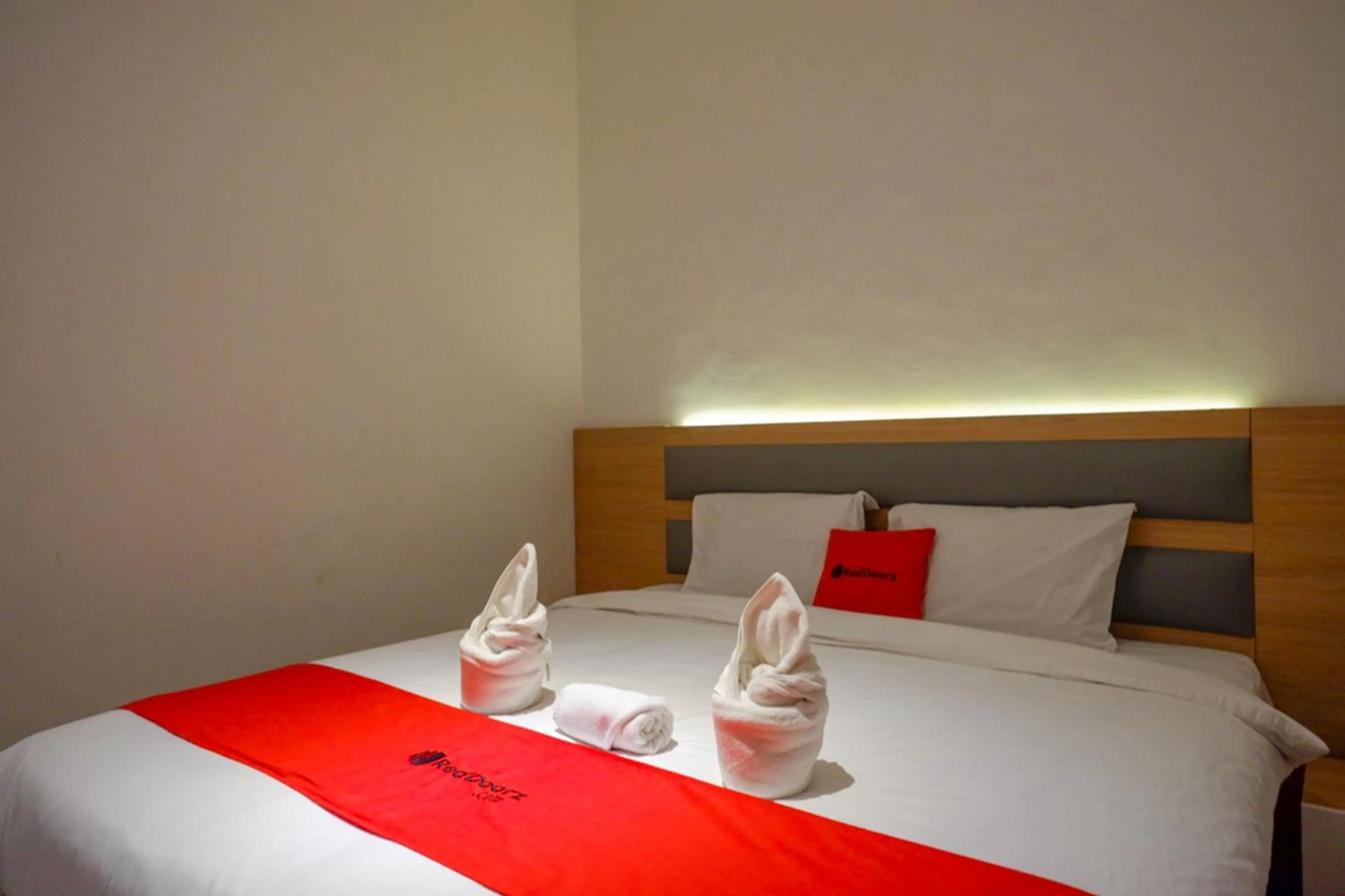 Bedroom, Bed in RedDoorz Plus @ Losari Makassar