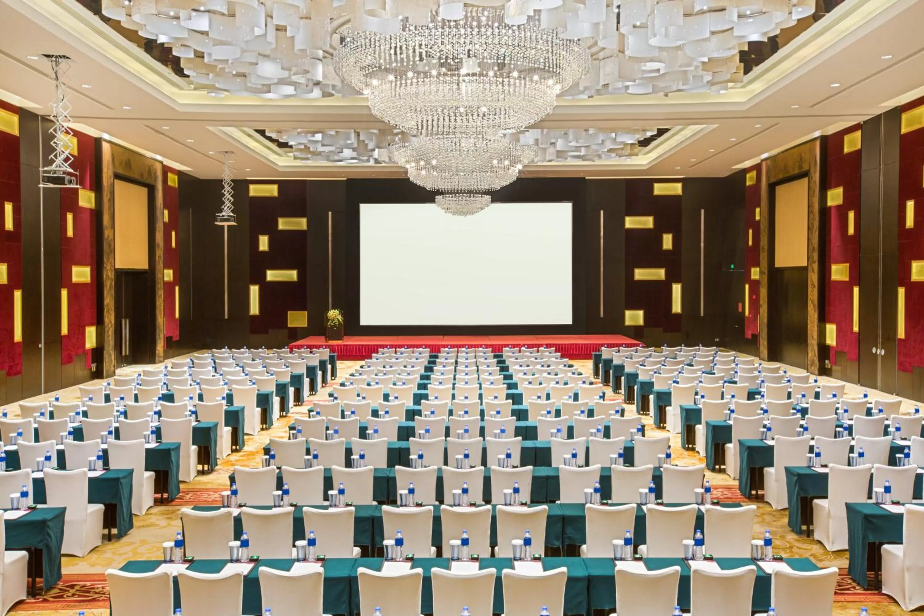 Lobby or reception in Crowne Plaza Guangzhou Huadu by IHG - Free Shuttle bus between hotel to Exhibition Center During Canton Fair