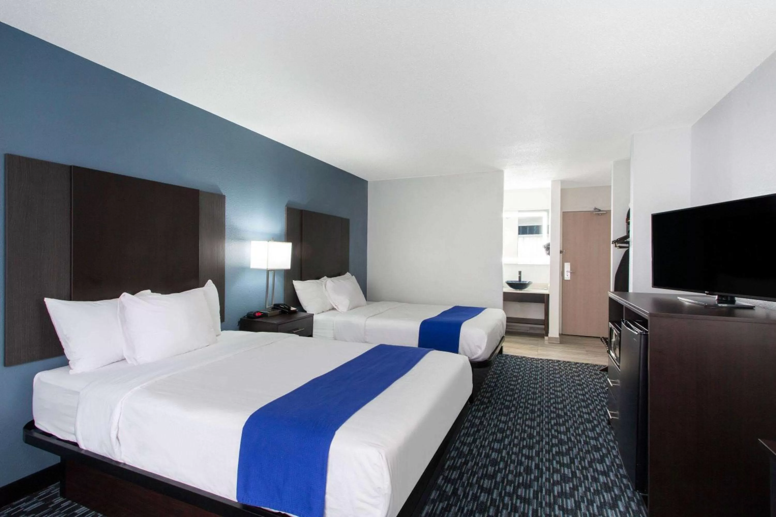 Photo of the whole room in University Inn & Suites