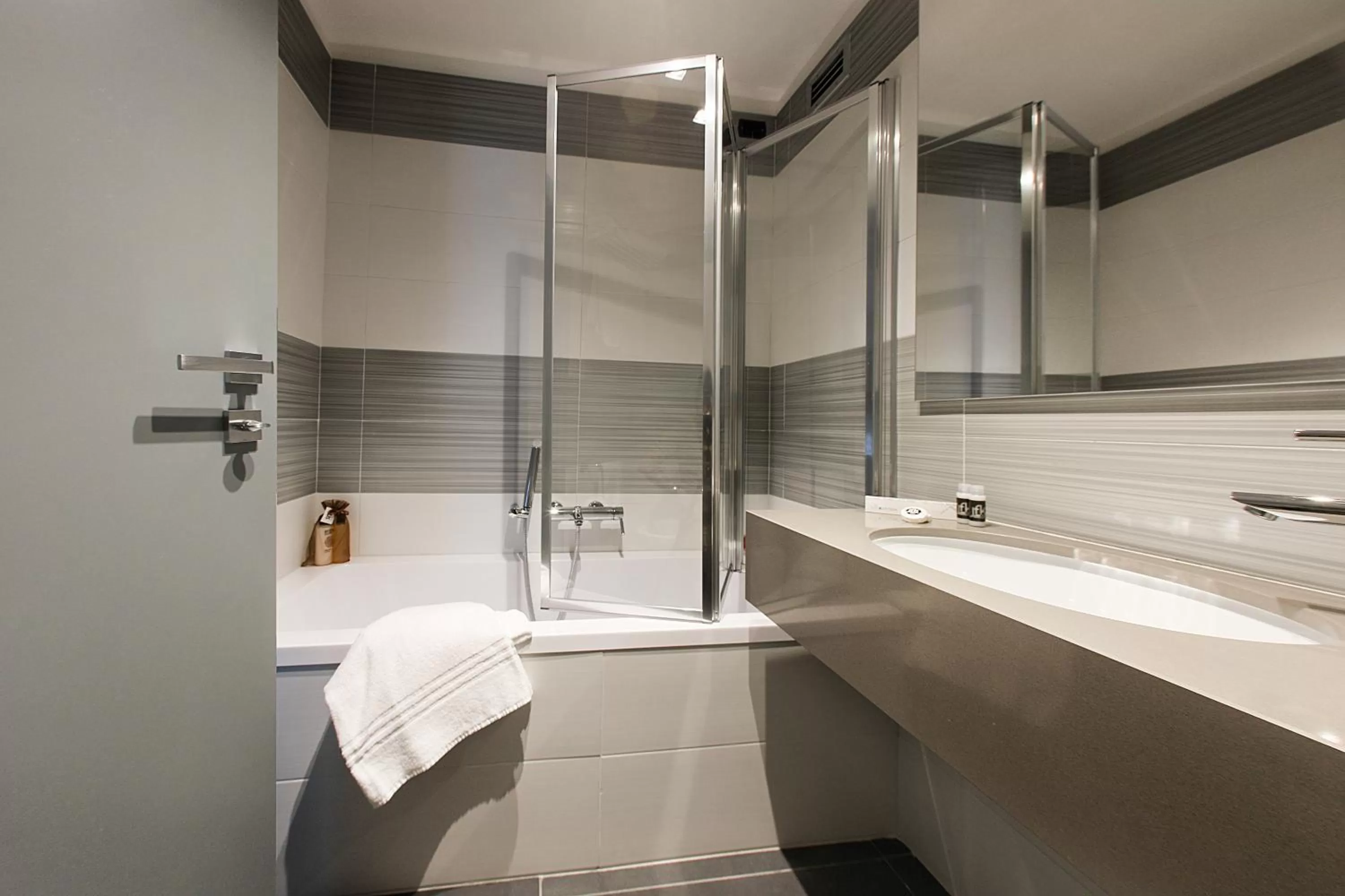 Bathroom in Best Western JFK Hotel