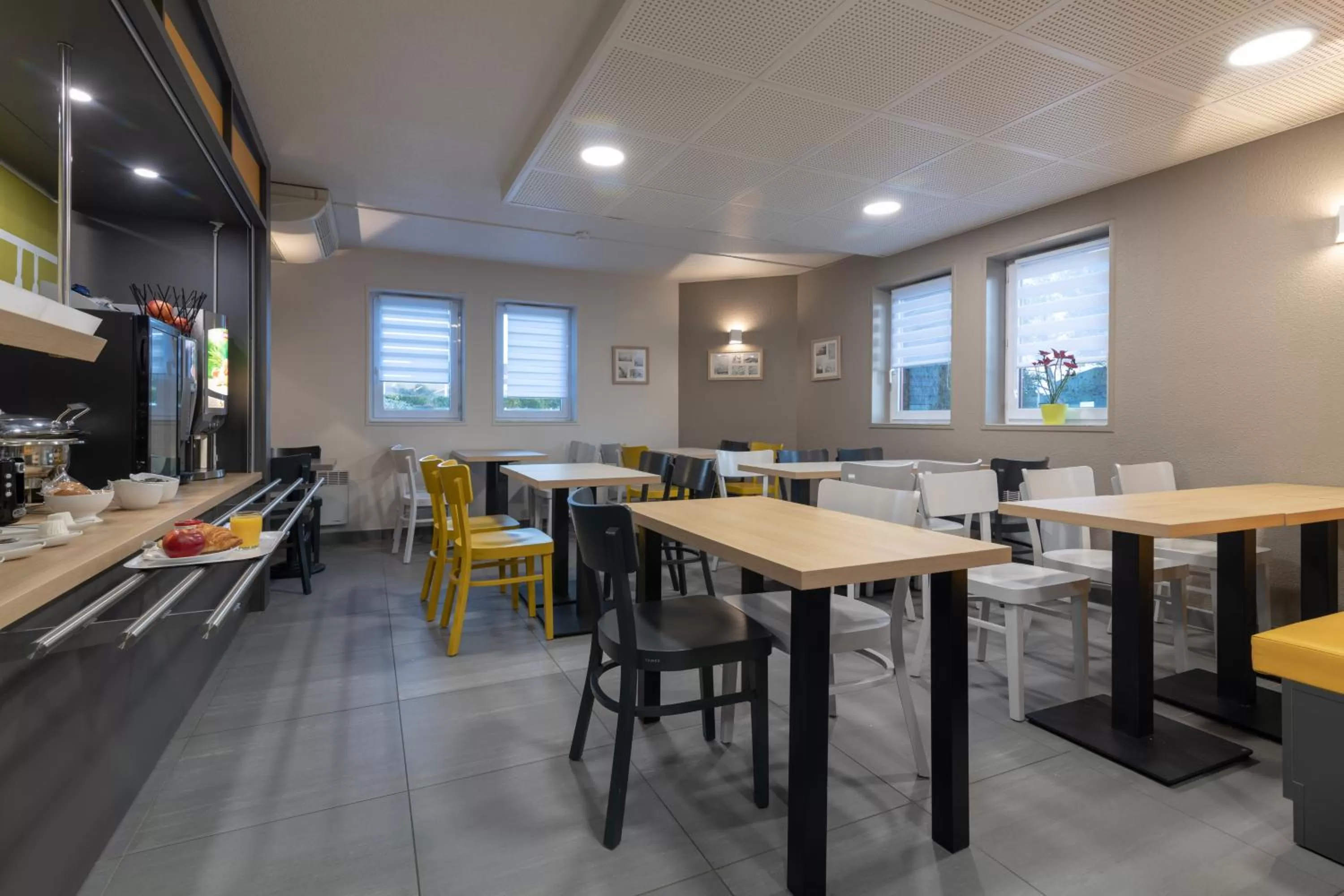 Buffet breakfast in B&B HOTEL Avignon 2