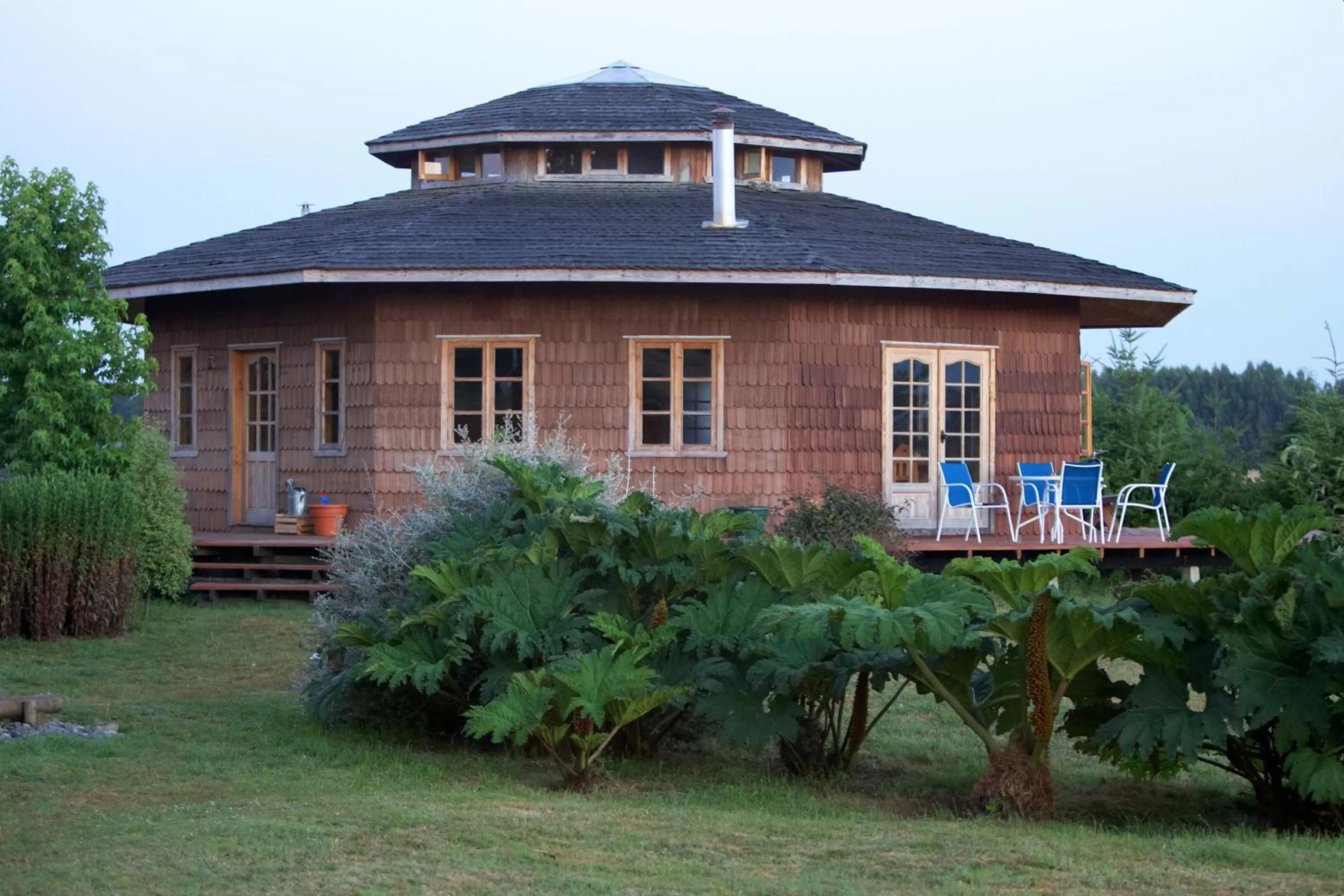 Facade/entrance, Property Building in Hostal Zapato Amarillo