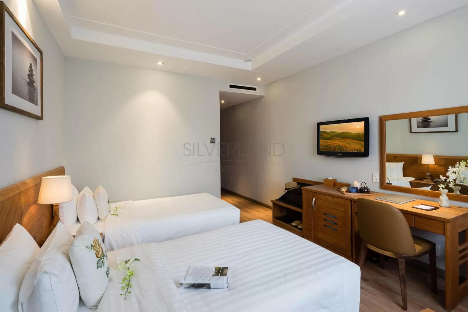 Photo of the whole room, Bed in Silverland Yen Hotel