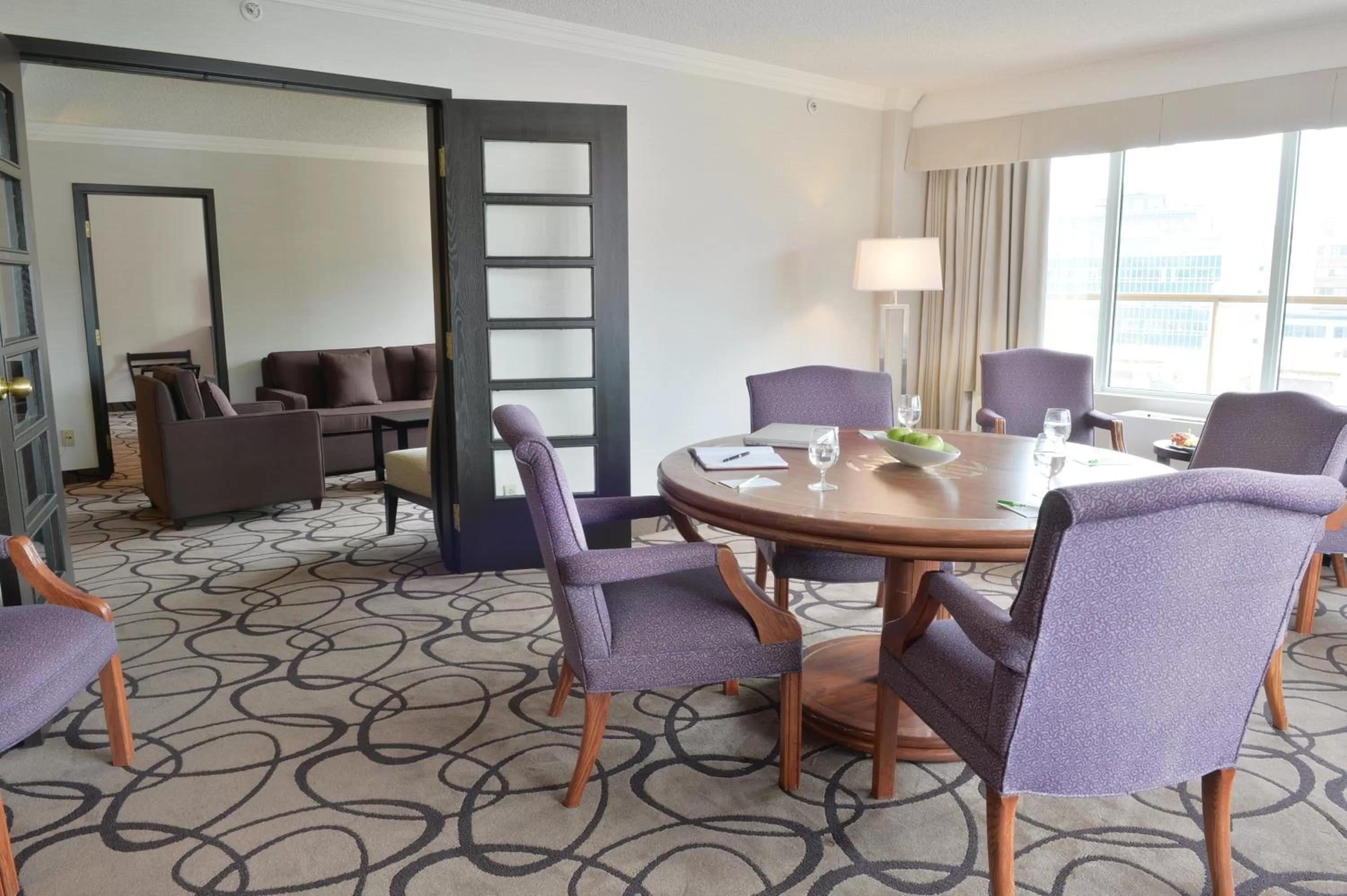 Photo of the whole room in Holiday Inn Montreal Centre Ville Downtown by IHG