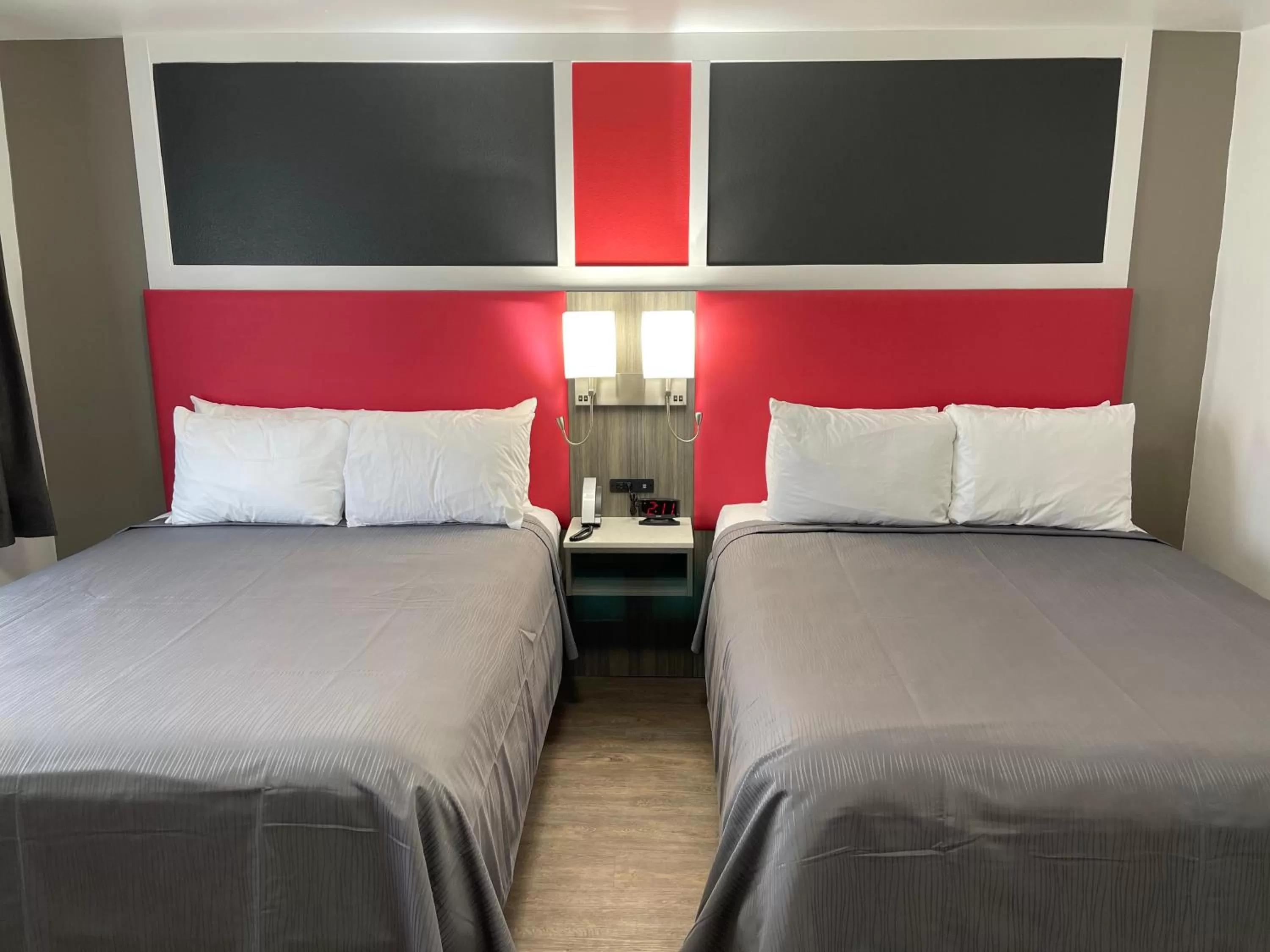 Bed in Seven Seas Inn & Suites