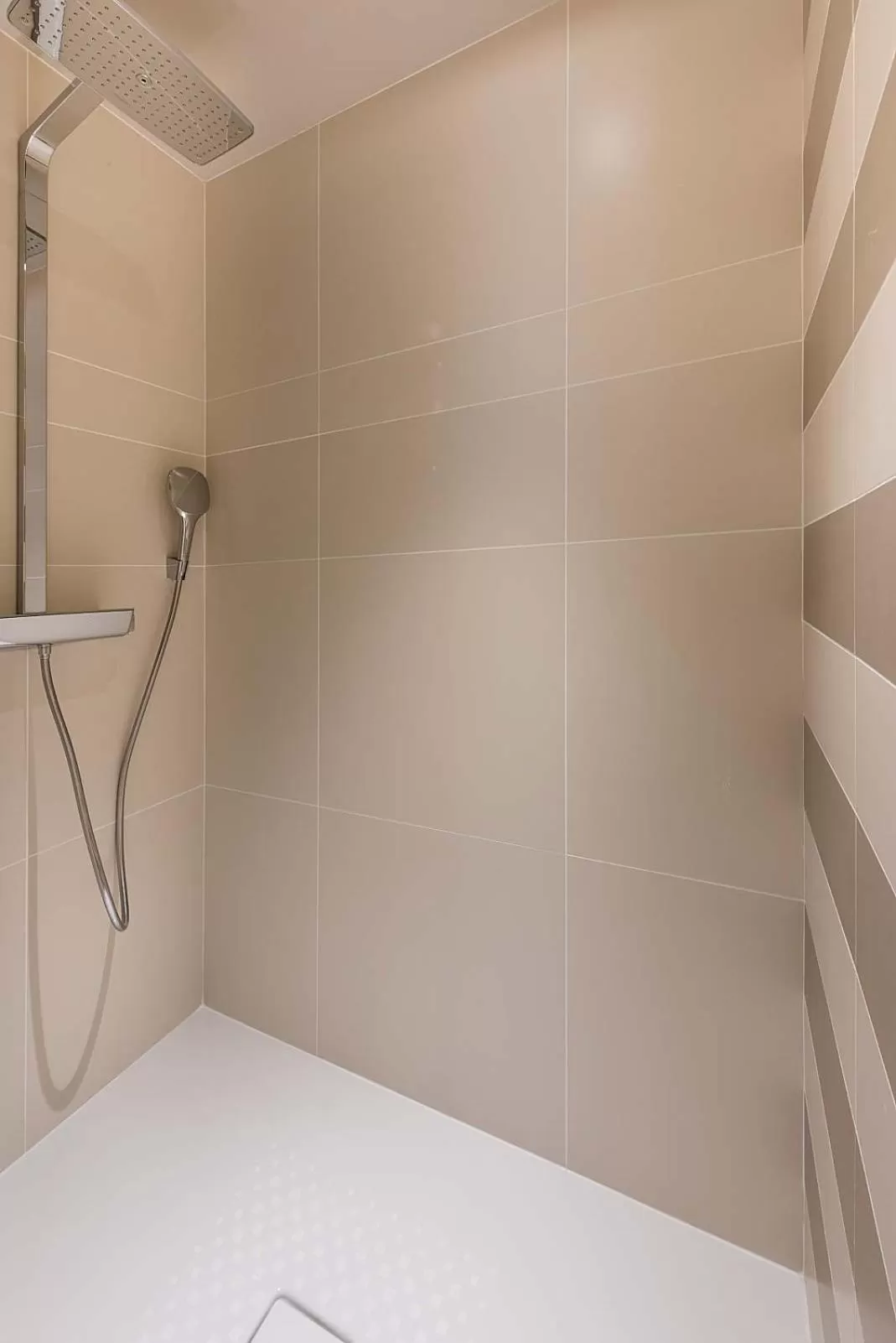 Shower in Hôtel Magellan