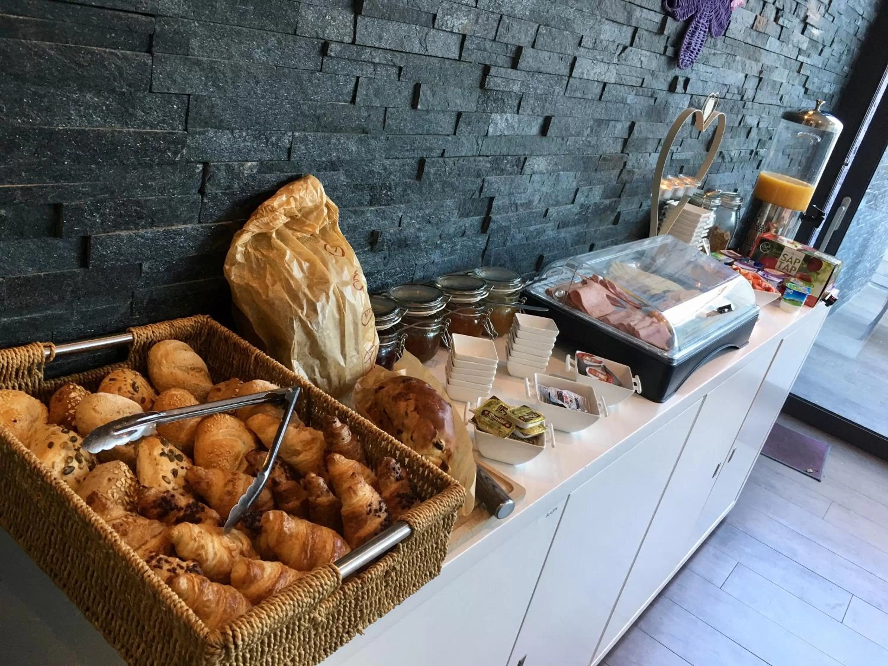 Buffet breakfast in B&B Villa Curtricias