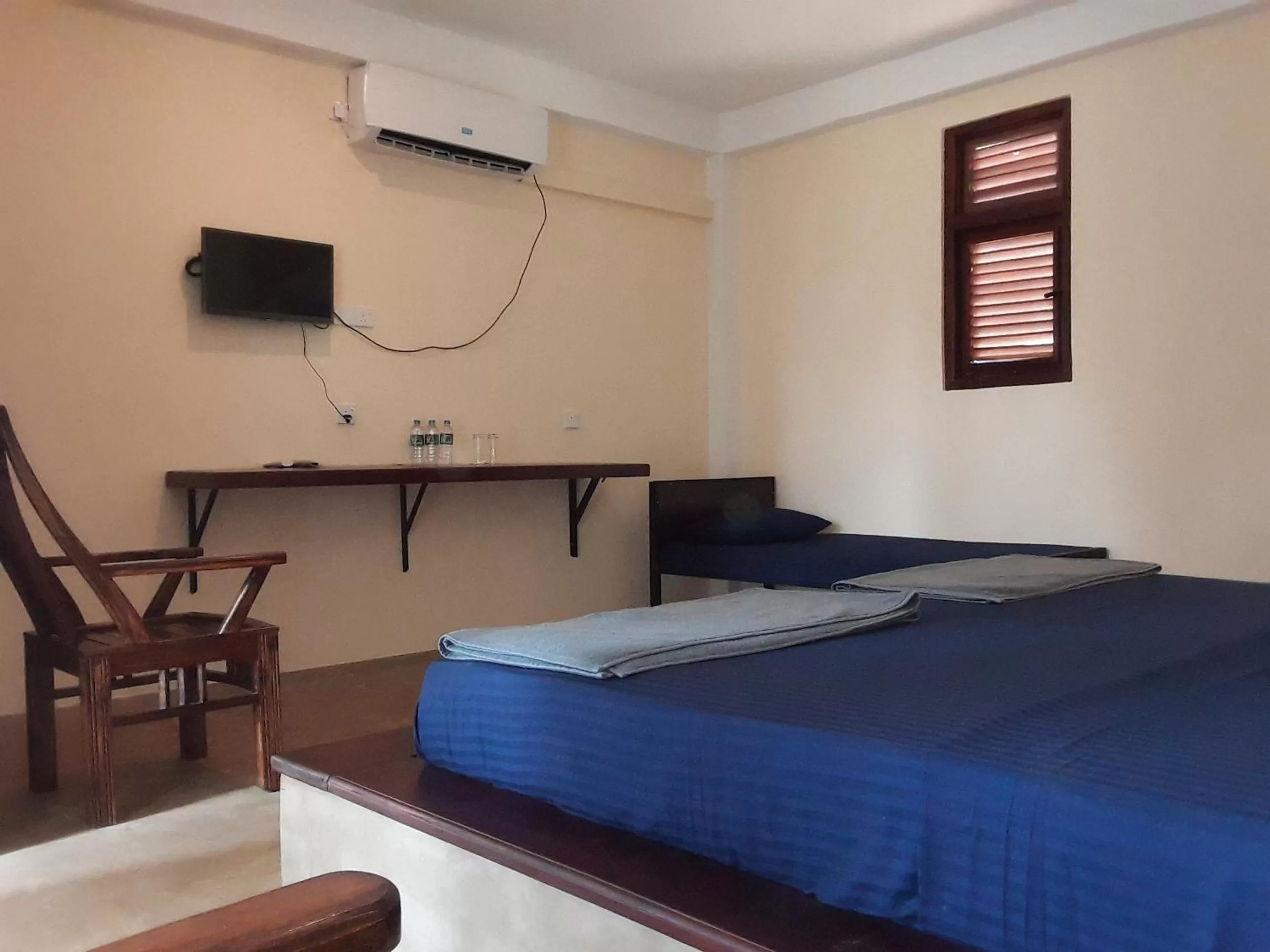 Bedroom, Bed in Lake Bliss